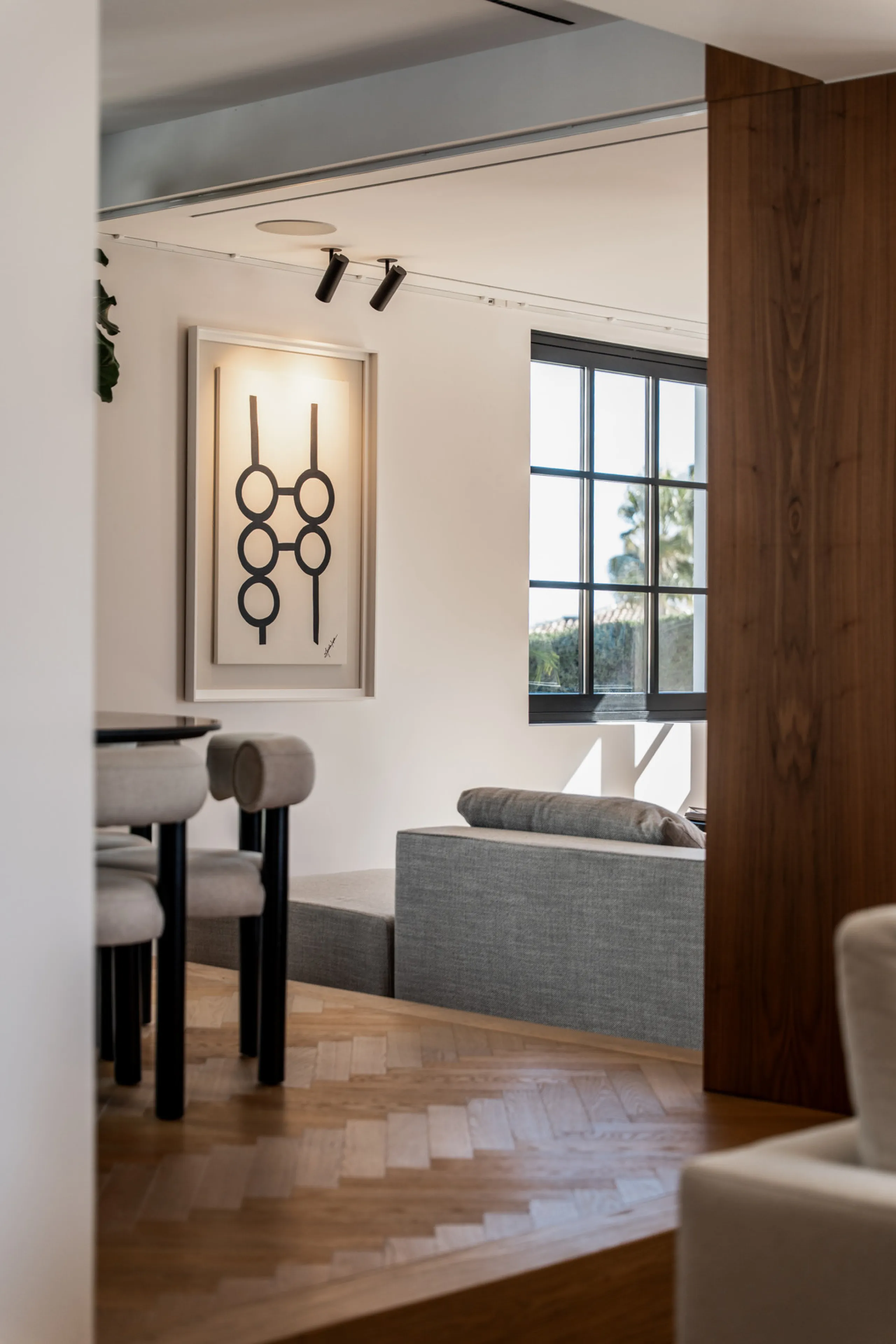 A four-bedroom villa in Nueva Andalucía with open golf and sea views, arranged over multiple levels with a garden-level pool, integrated outdoor kitchen, generous terraces and a private garage.