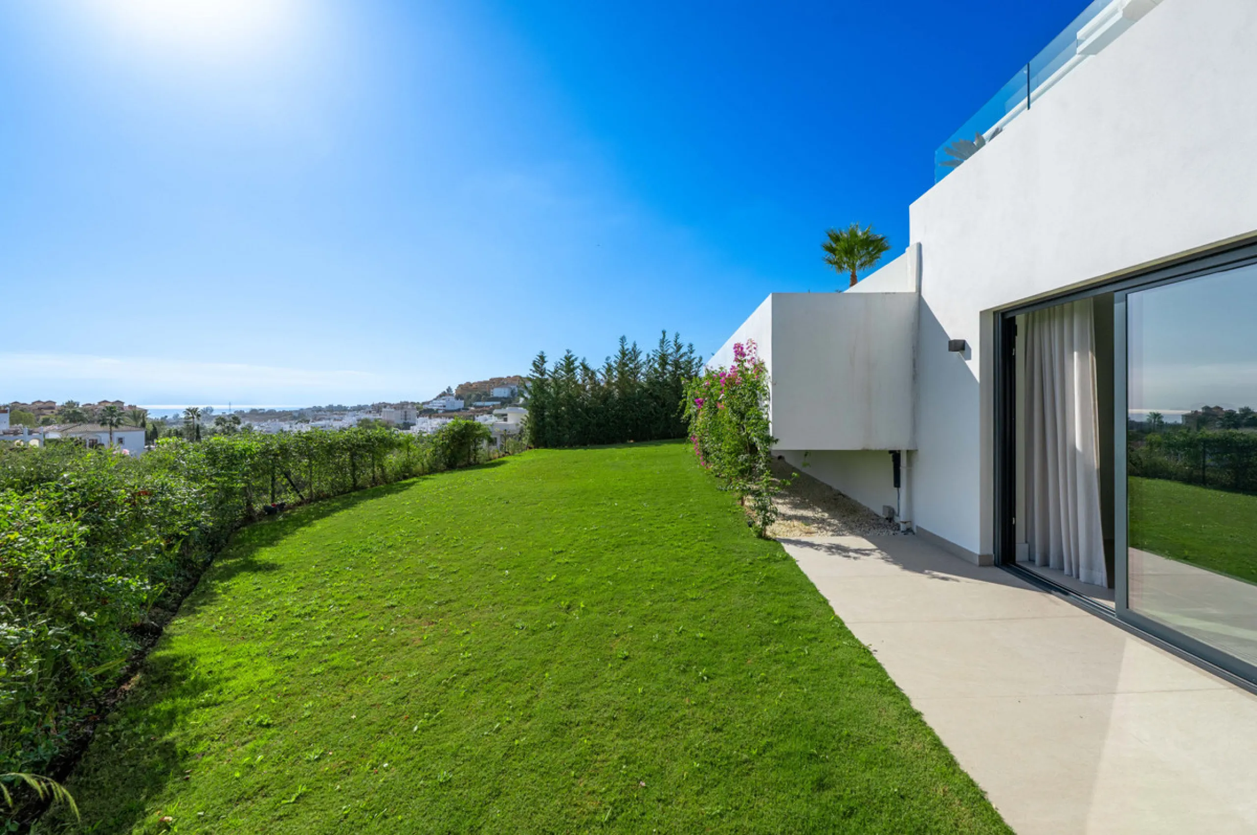 Perfectly set within the exclusive La Resina Golf community, this is a modern four-level residence crafted by renowned architect Francisco Martínez Galván. With 674 m² of refined living and 249 m² of terraces, it delivers bold design, effortless luxury, a