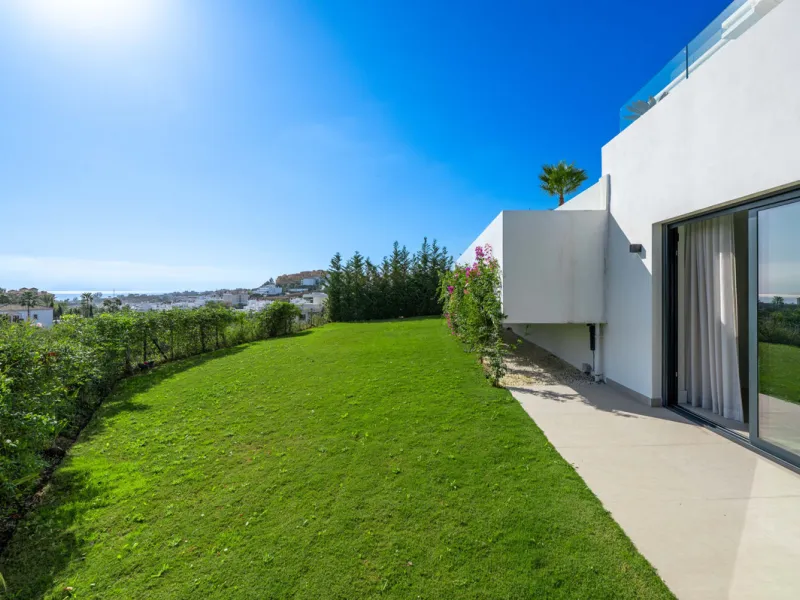 Perfectly set within the exclusive La Resina Golf community, this is a modern four-level residence crafted by renowned architect Francisco Martínez Galván. With 674 m² of refined living and 249 m² of terraces, it delivers bold design, effortless luxury, a