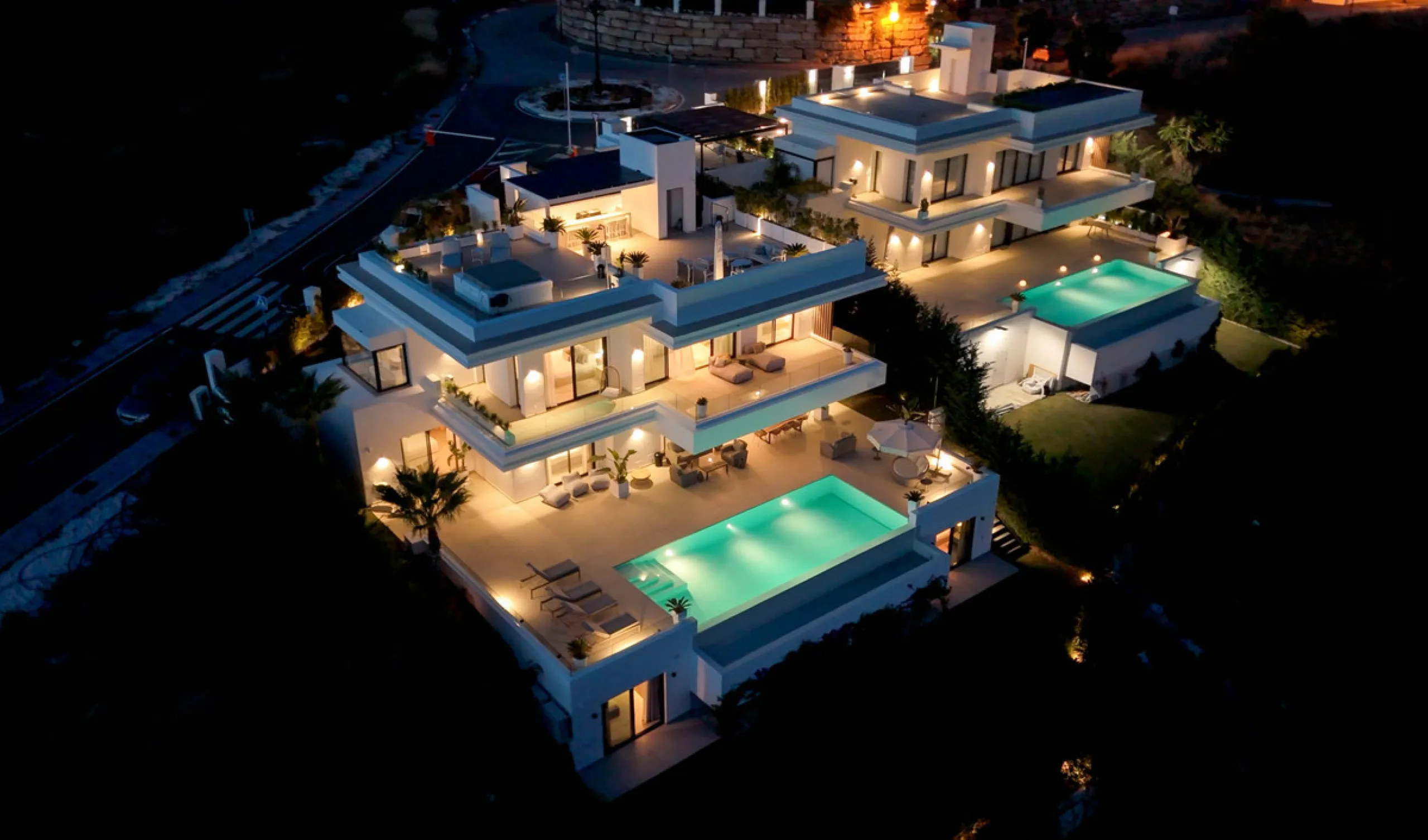 Perfectly set within the exclusive La Resina Golf community, this is a modern four-level residence crafted by renowned architect Francisco Martínez Galván. With 674 m² of refined living and 249 m² of terraces, it delivers bold design, effortless luxury, a