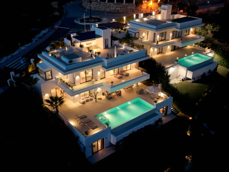 Perfectly set within the exclusive La Resina Golf community, this is a modern four-level residence crafted by renowned architect Francisco Martínez Galván. With 674 m² of refined living and 249 m² of terraces, it delivers bold design, effortless luxury, a