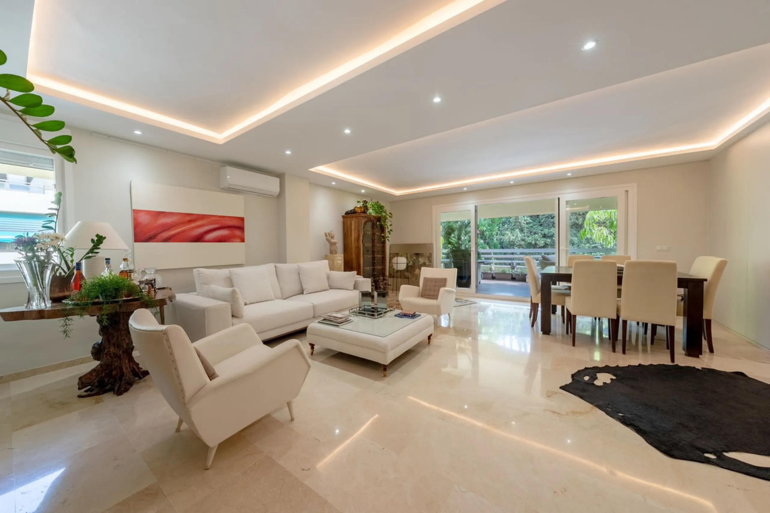Completely renovated flat very close to the beach and overlooking Parque de la Constitución. Discover modern living in the heart of Marbella with this stunning apartment, recently renovated with great taste and contemporary style. This property offers a u