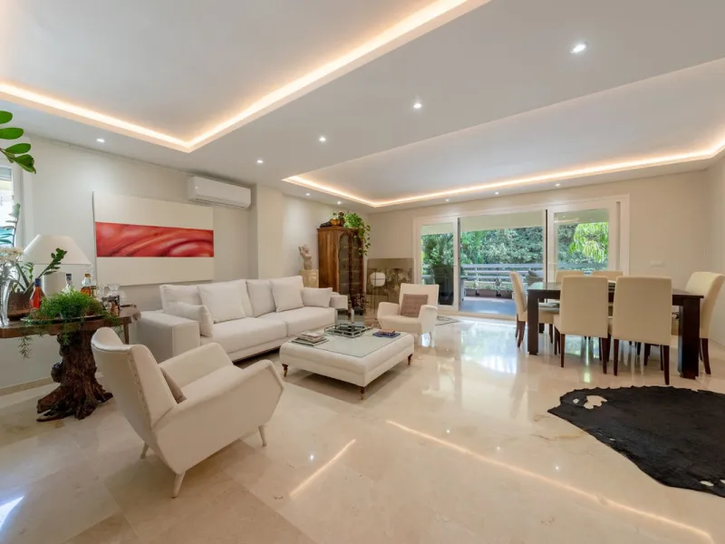 Completely renovated flat very close to the beach and overlooking Parque de la Constitución. Discover modern living in the heart of Marbella with this stunning apartment, recently renovated with great taste and contemporary style. This property offers a u