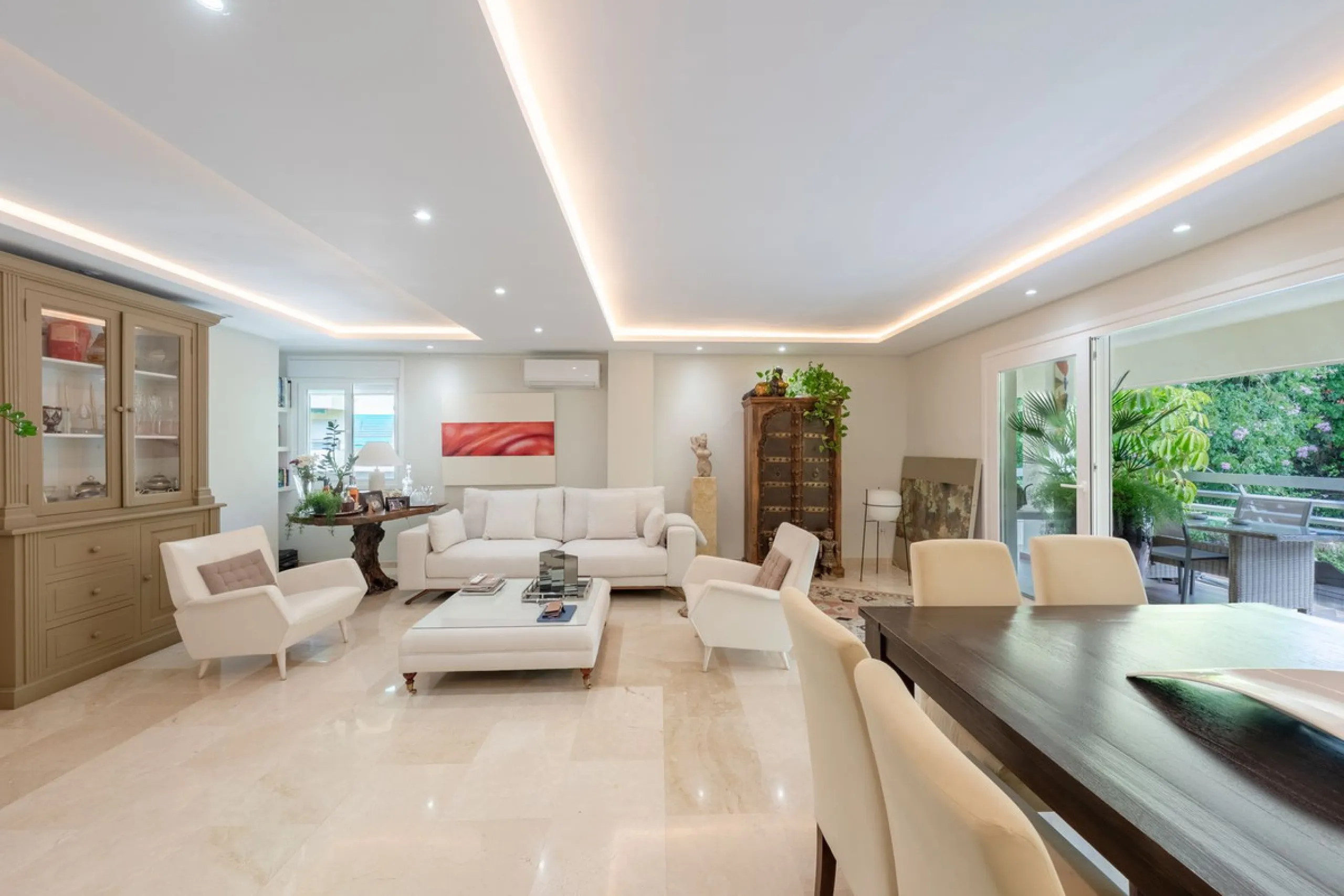 Completely renovated flat very close to the beach and overlooking Parque de la Constitución. Discover modern living in the heart of Marbella with this stunning apartment, recently renovated with great taste and contemporary style. This property offers a u