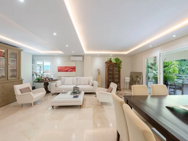 Completely renovated flat very close to the beach and overlooking Parque de la Constitución. Discover modern living in the heart of Marbella with this stunning apartment, recently renovated with great taste and contemporary style. This property offers a u