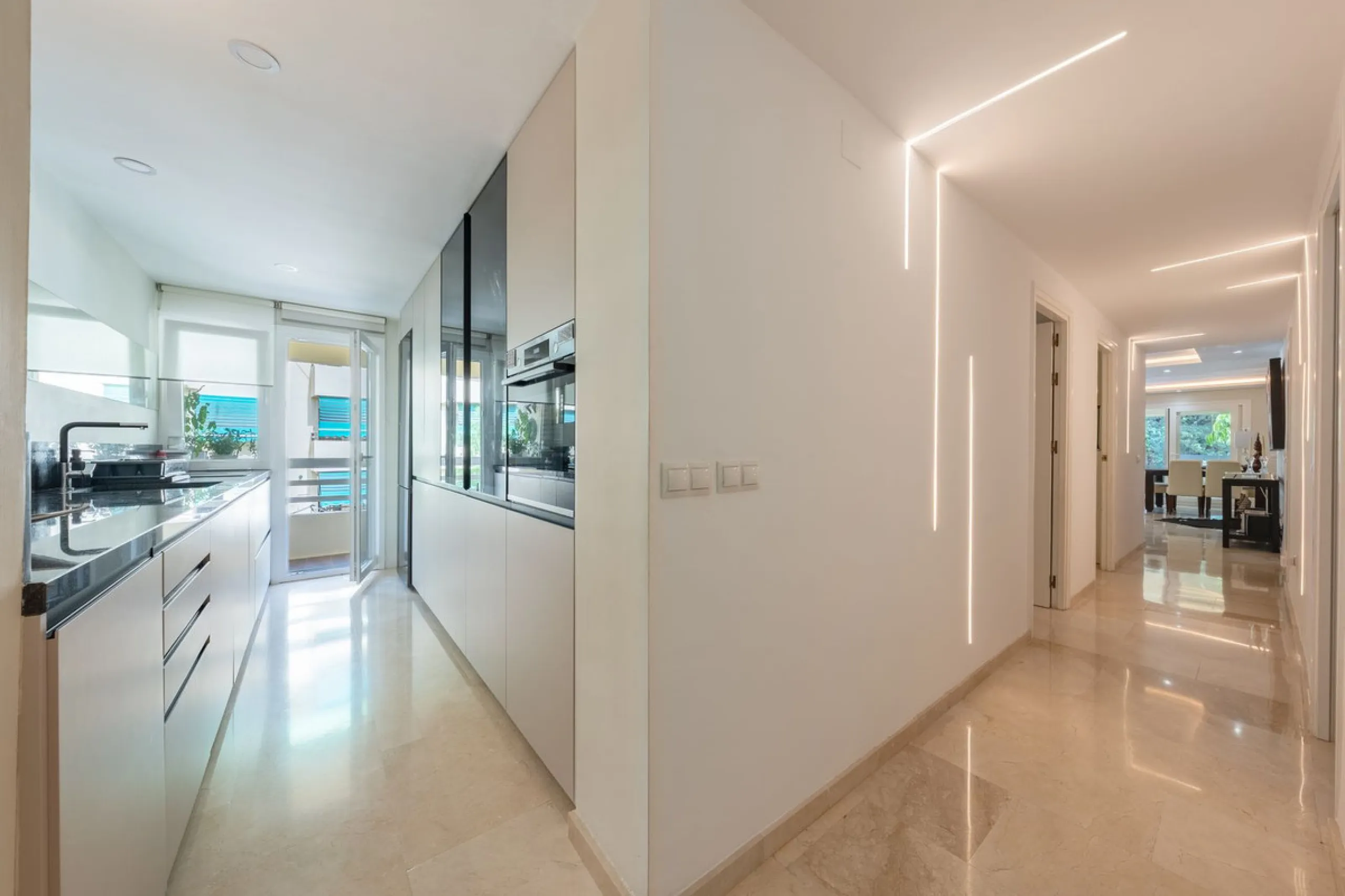 Completely renovated flat very close to the beach and overlooking Parque de la Constitución. Discover modern living in the heart of Marbella with this stunning apartment, recently renovated with great taste and contemporary style. This property offers a u