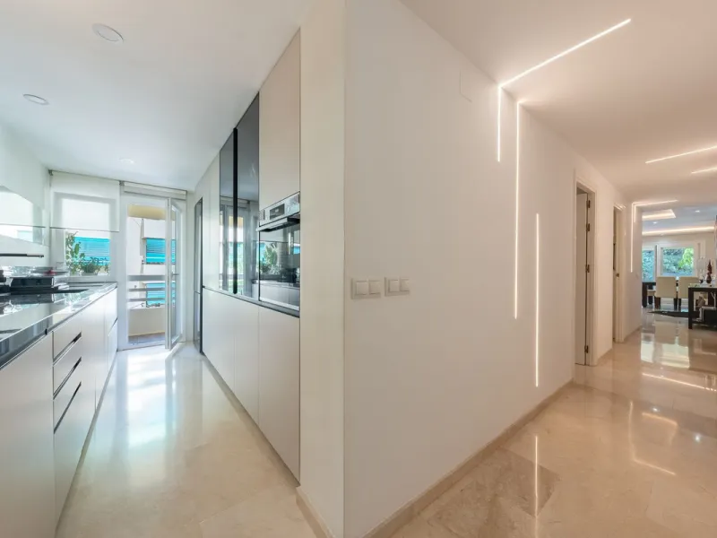 Completely renovated flat very close to the beach and overlooking Parque de la Constitución. Discover modern living in the heart of Marbella with this stunning apartment, recently renovated with great taste and contemporary style. This property offers a u