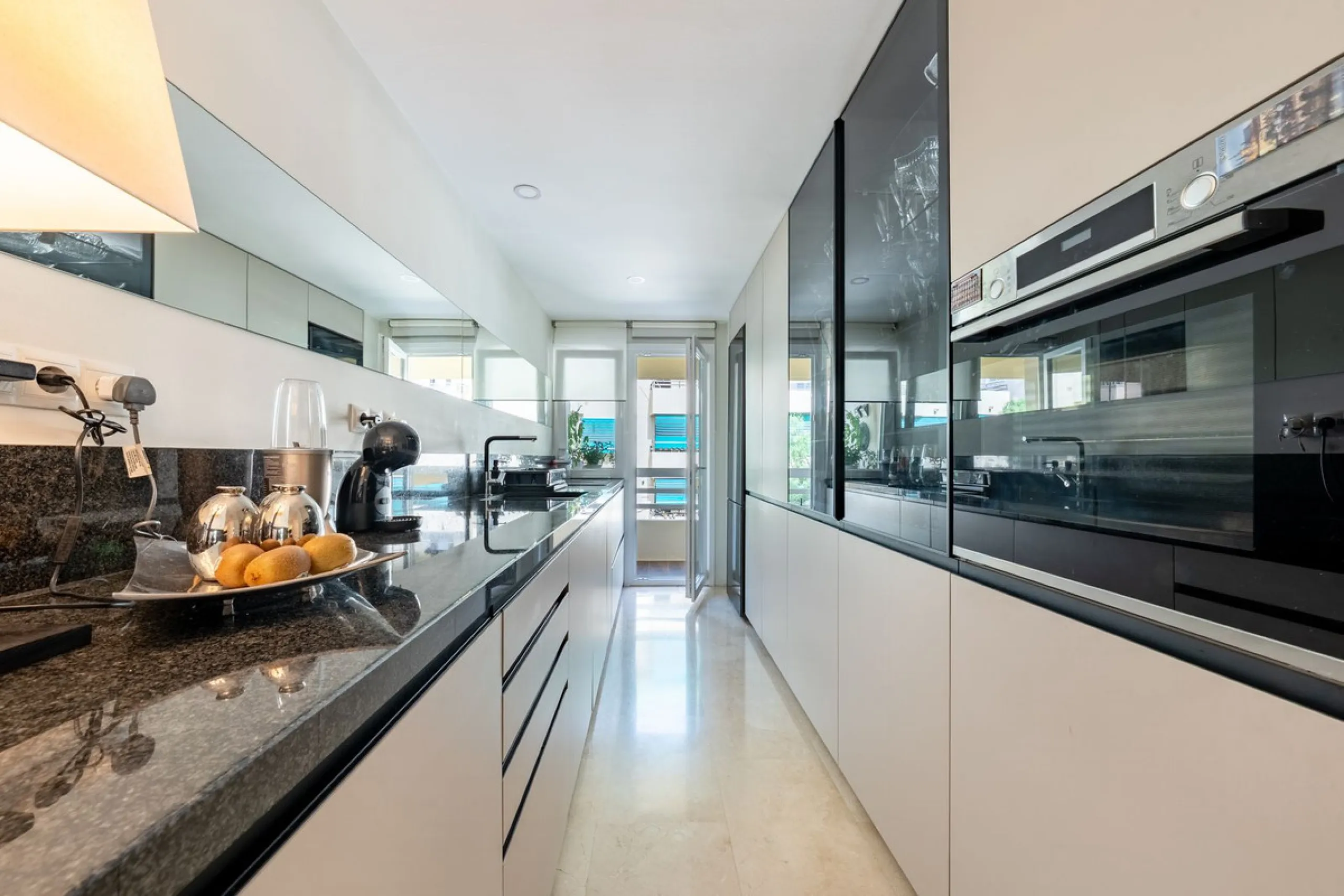 Completely renovated flat very close to the beach and overlooking Parque de la Constitución. Discover modern living in the heart of Marbella with this stunning apartment, recently renovated with great taste and contemporary style. This property offers a u
