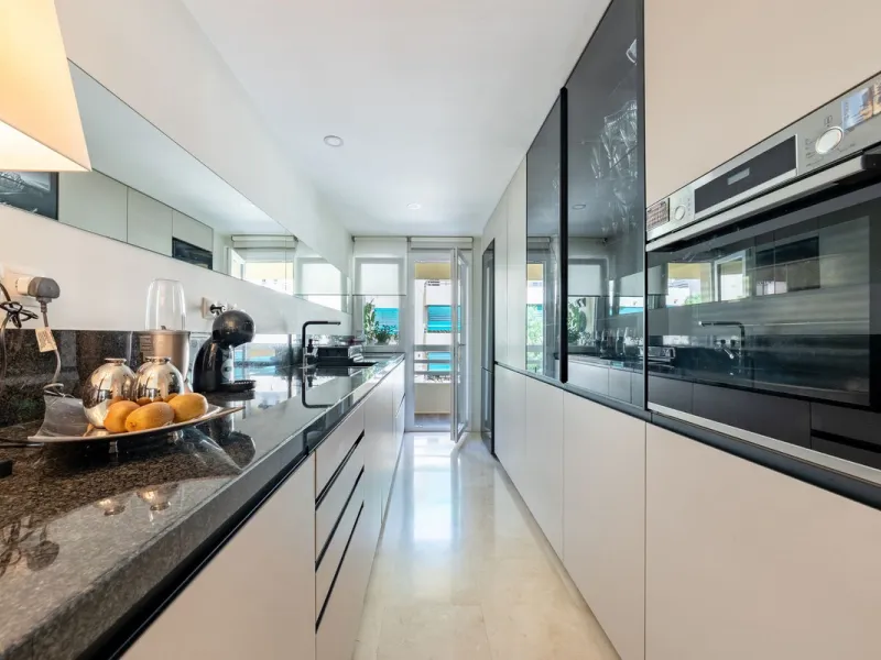 Completely renovated flat very close to the beach and overlooking Parque de la Constitución. Discover modern living in the heart of Marbella with this stunning apartment, recently renovated with great taste and contemporary style. This property offers a u