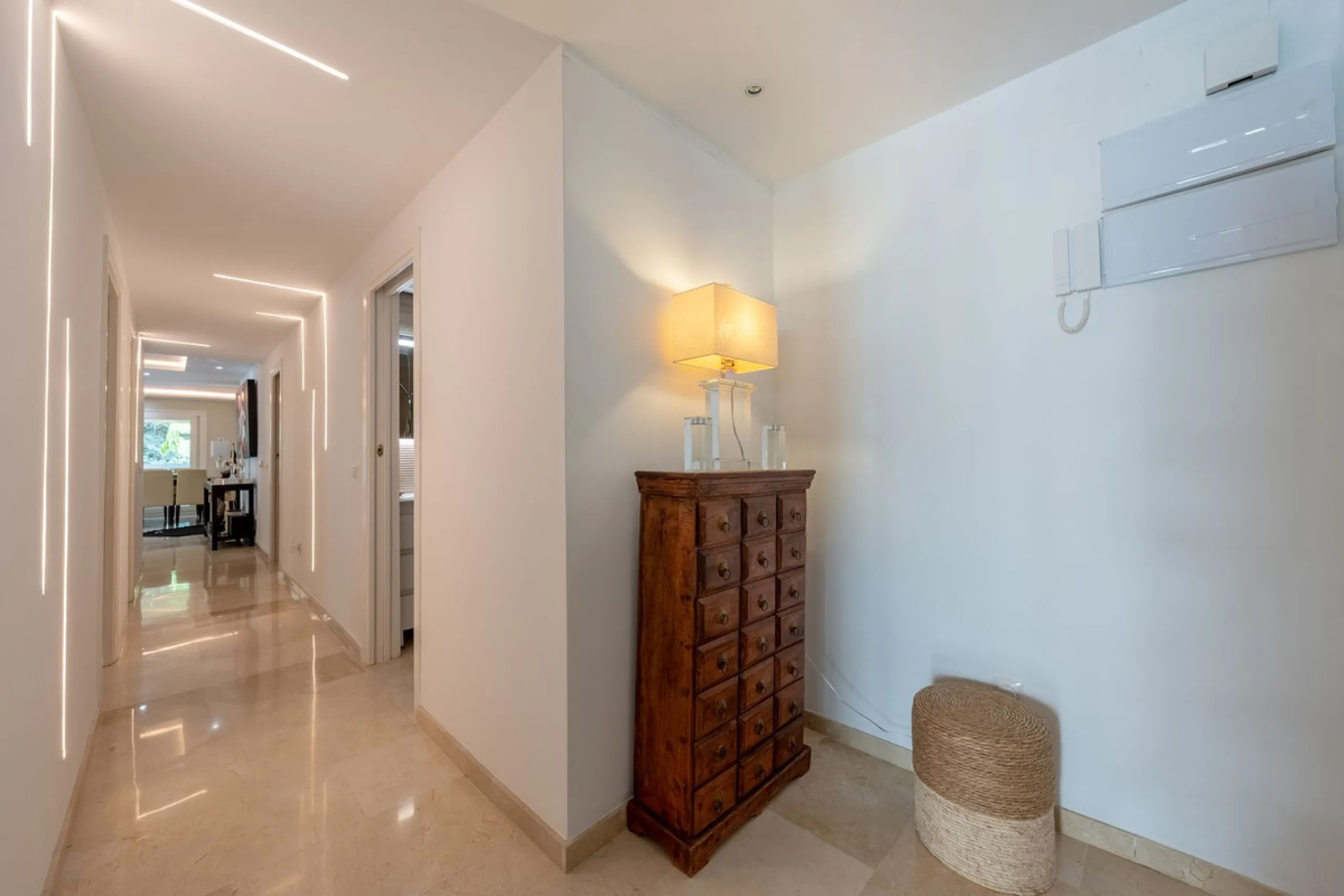 Completely renovated flat very close to the beach and overlooking Parque de la Constitución. Discover modern living in the heart of Marbella with this stunning apartment, recently renovated with great taste and contemporary style. This property offers a u