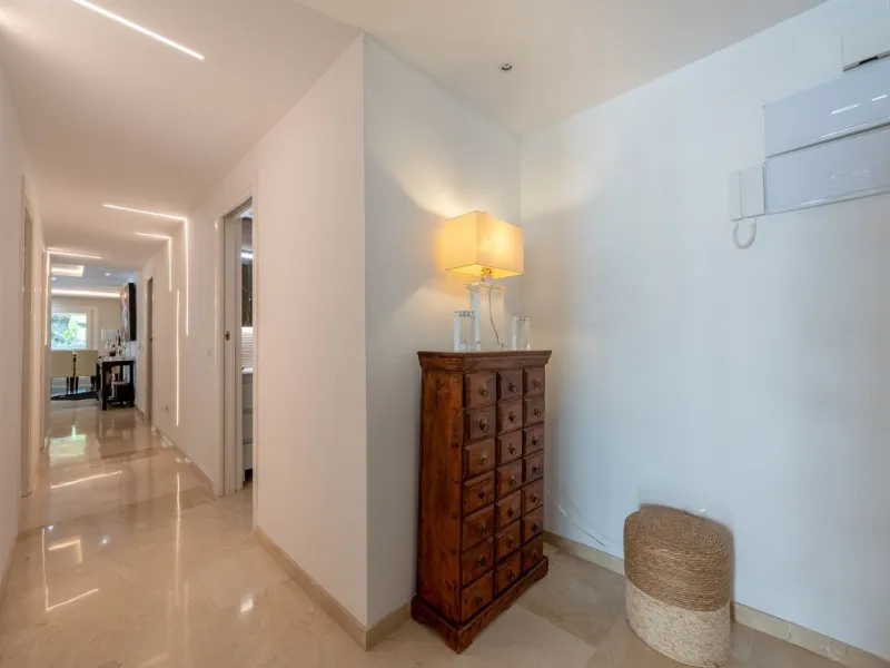 Completely renovated flat very close to the beach and overlooking Parque de la Constitución. Discover modern living in the heart of Marbella with this stunning apartment, recently renovated with great taste and contemporary style. This property offers a u