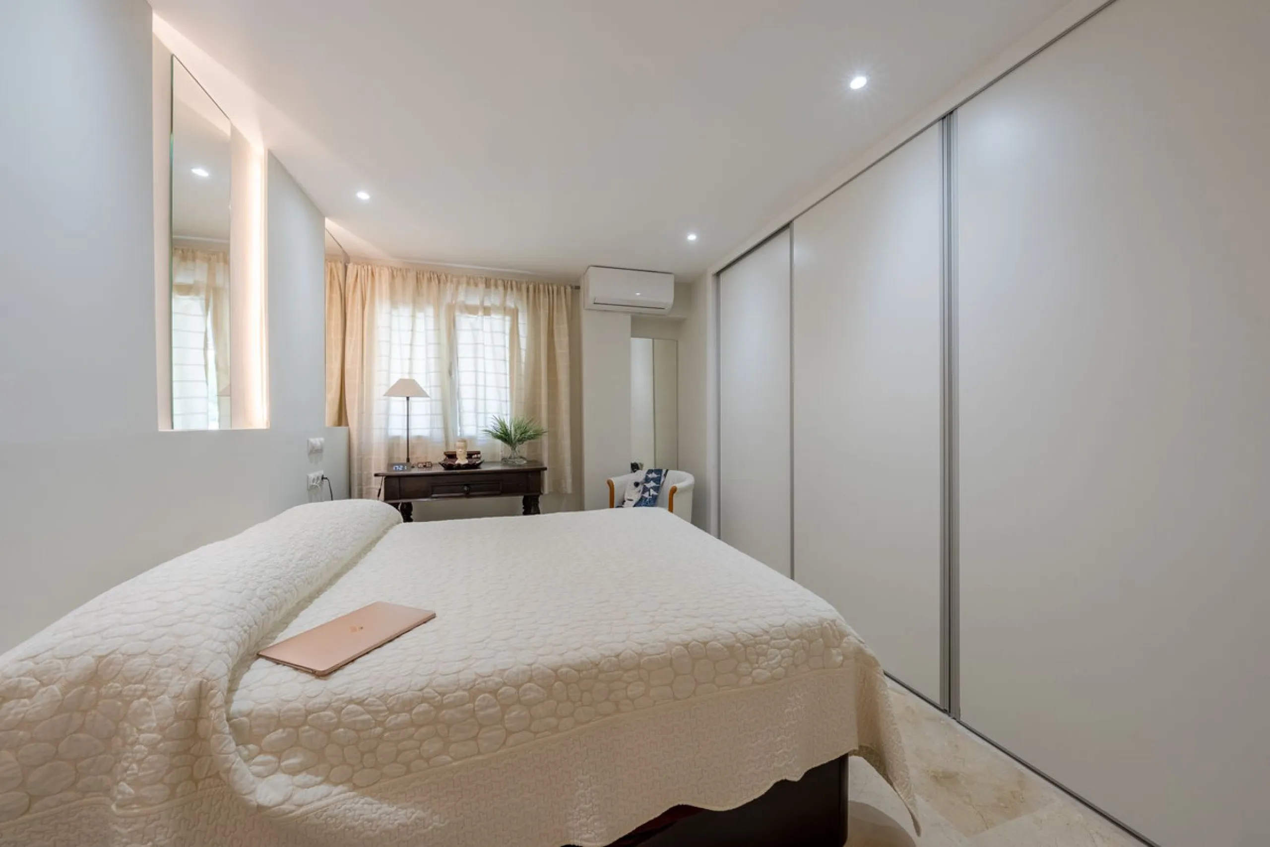 Completely renovated flat very close to the beach and overlooking Parque de la Constitución. Discover modern living in the heart of Marbella with this stunning apartment, recently renovated with great taste and contemporary style. This property offers a u