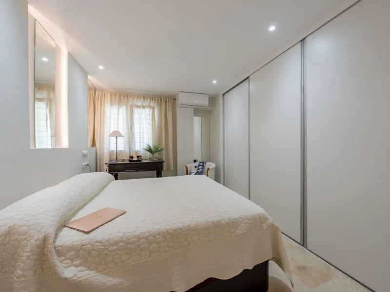 Completely renovated flat very close to the beach and overlooking Parque de la Constitución. Discover modern living in the heart of Marbella with this stunning apartment, recently renovated with great taste and contemporary style. This property offers a u