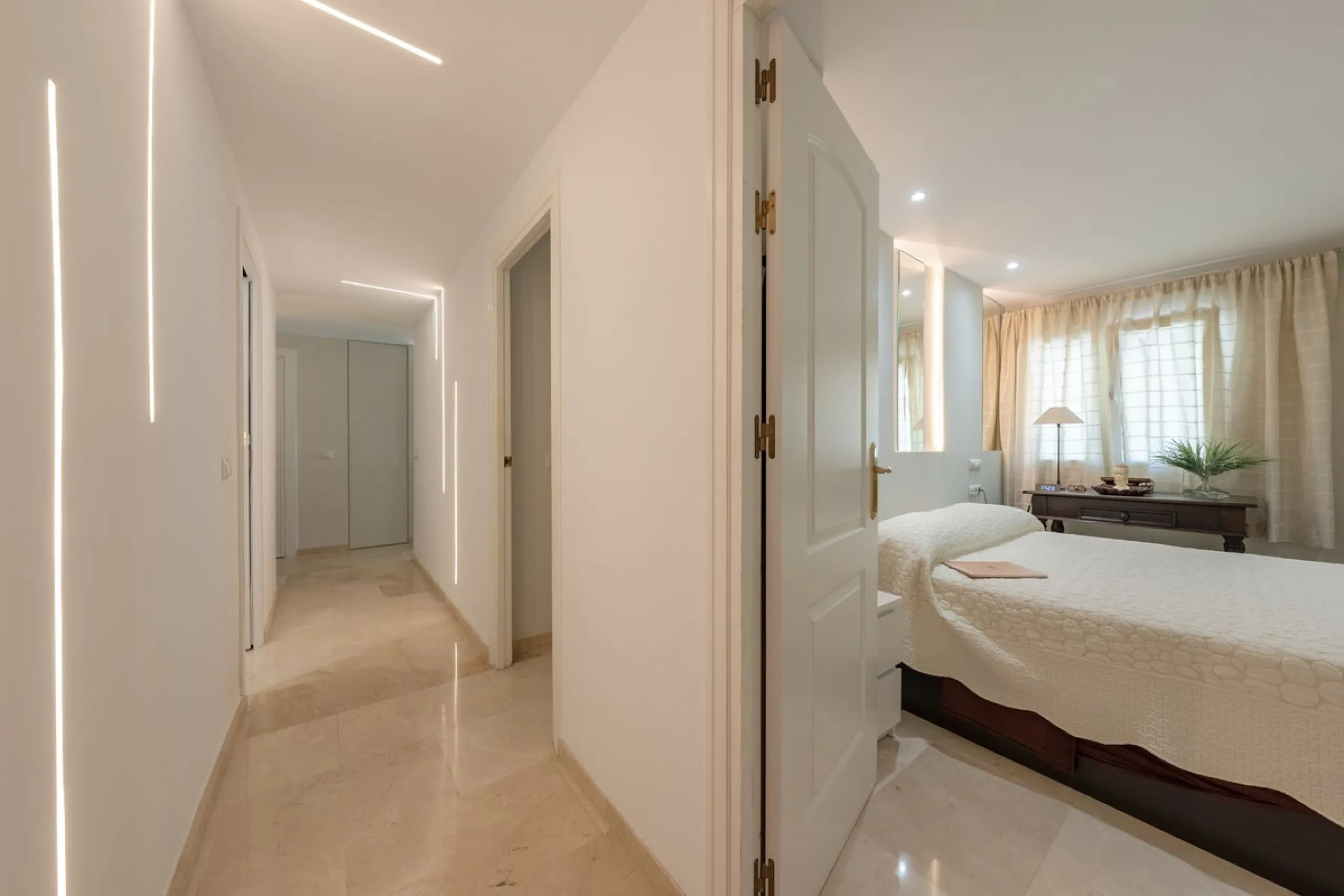 Completely renovated flat very close to the beach and overlooking Parque de la Constitución. Discover modern living in the heart of Marbella with this stunning apartment, recently renovated with great taste and contemporary style. This property offers a u