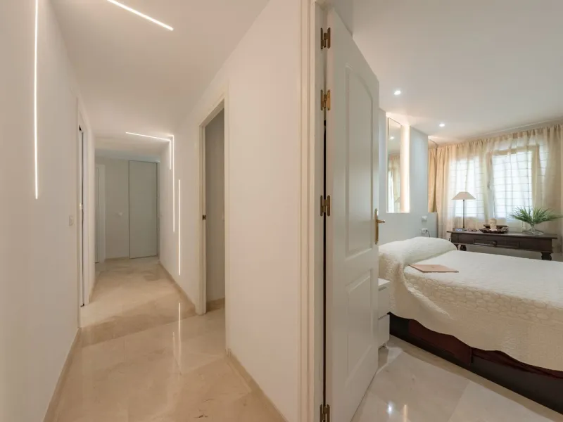 Completely renovated flat very close to the beach and overlooking Parque de la Constitución. Discover modern living in the heart of Marbella with this stunning apartment, recently renovated with great taste and contemporary style. This property offers a u
