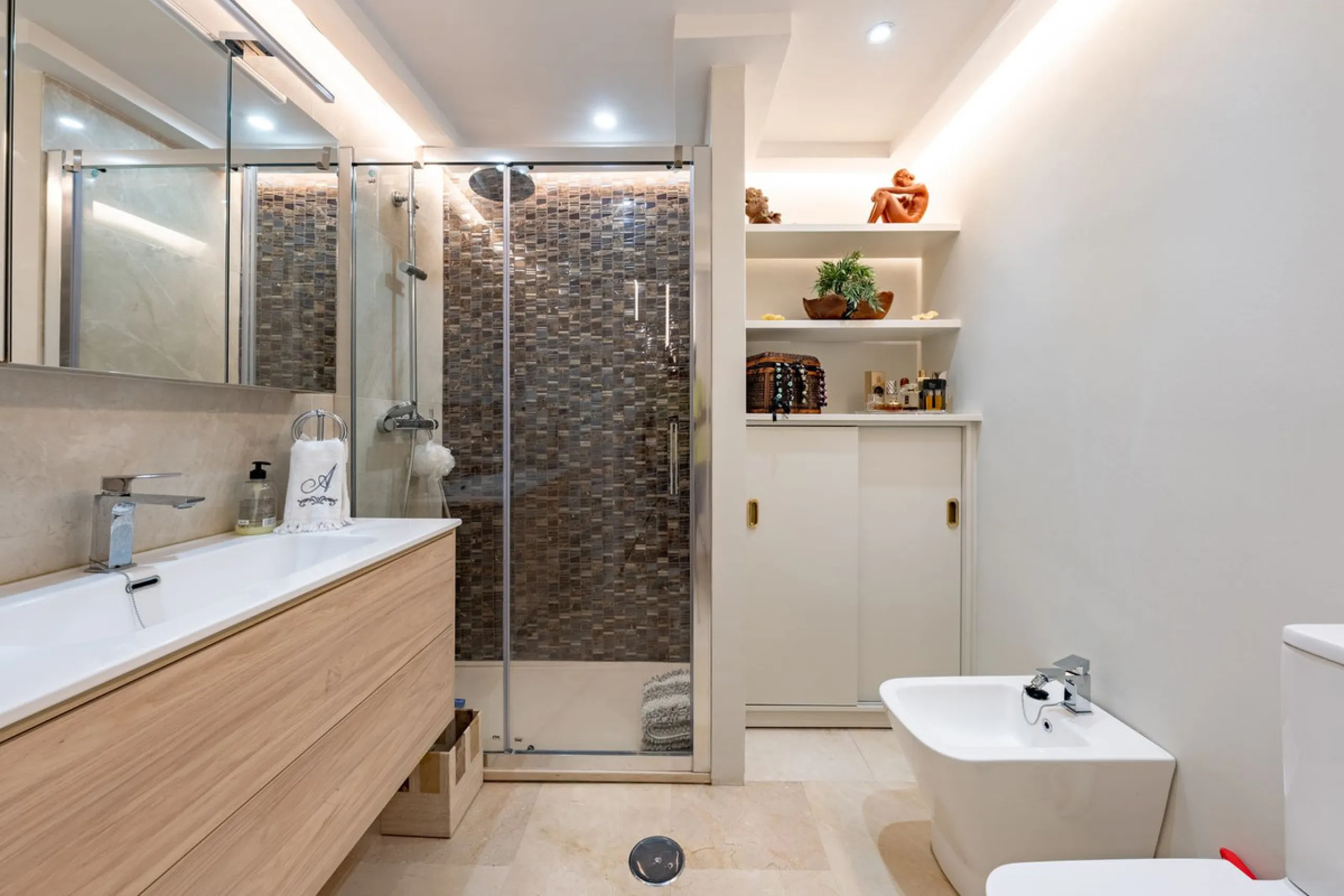 Completely renovated flat very close to the beach and overlooking Parque de la Constitución. Discover modern living in the heart of Marbella with this stunning apartment, recently renovated with great taste and contemporary style. This property offers a u