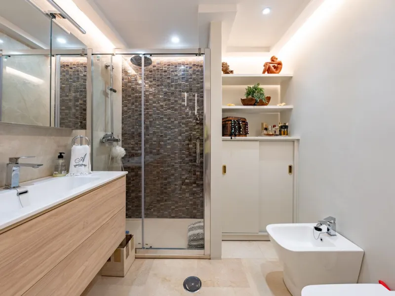 Completely renovated flat very close to the beach and overlooking Parque de la Constitución. Discover modern living in the heart of Marbella with this stunning apartment, recently renovated with great taste and contemporary style. This property offers a u