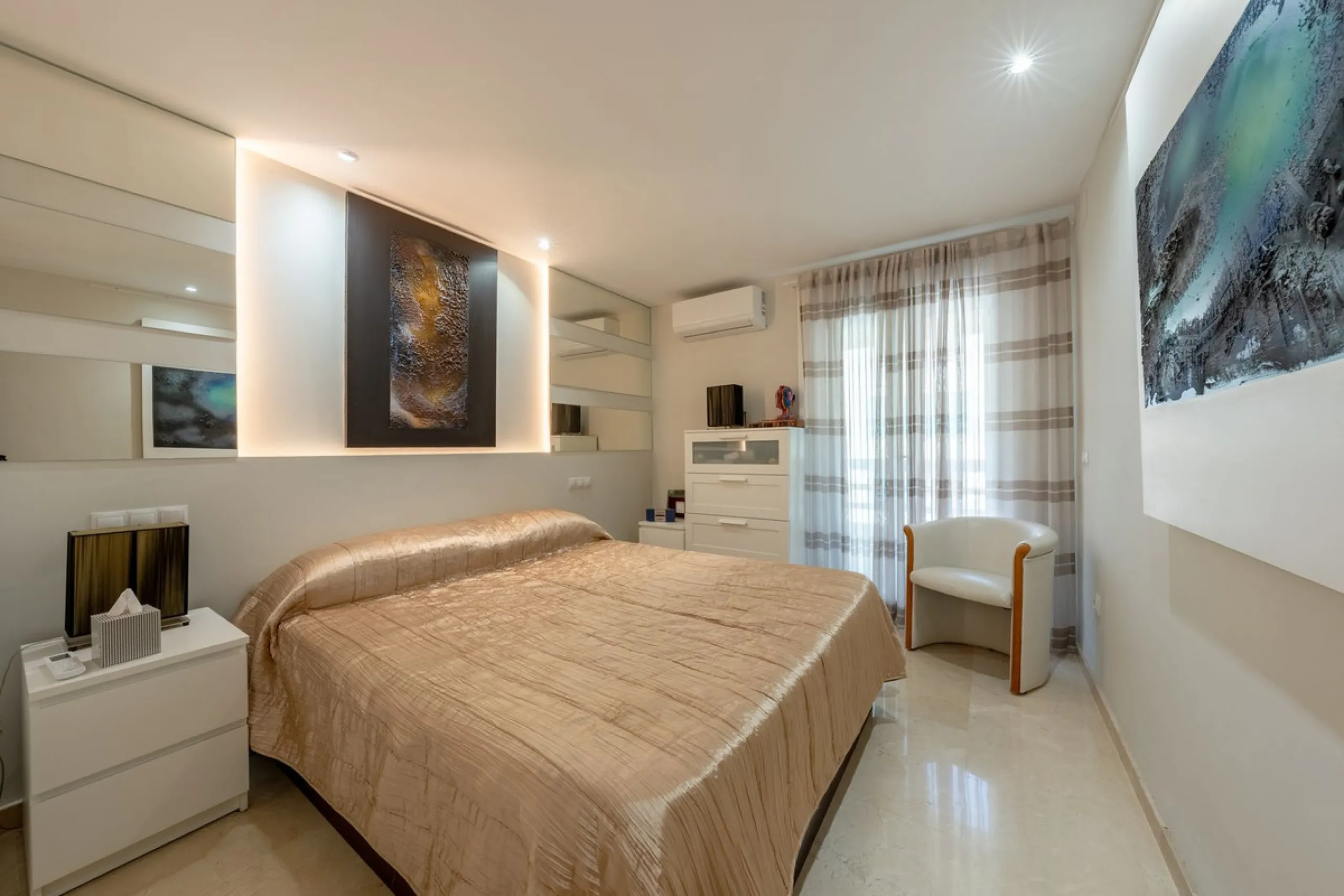 Completely renovated flat very close to the beach and overlooking Parque de la Constitución. Discover modern living in the heart of Marbella with this stunning apartment, recently renovated with great taste and contemporary style. This property offers a u