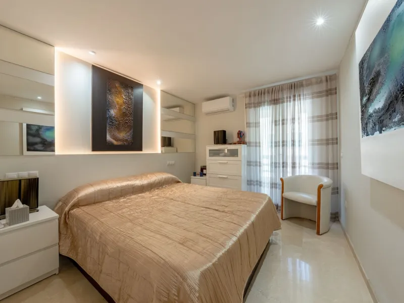 Completely renovated flat very close to the beach and overlooking Parque de la Constitución. Discover modern living in the heart of Marbella with this stunning apartment, recently renovated with great taste and contemporary style. This property offers a u