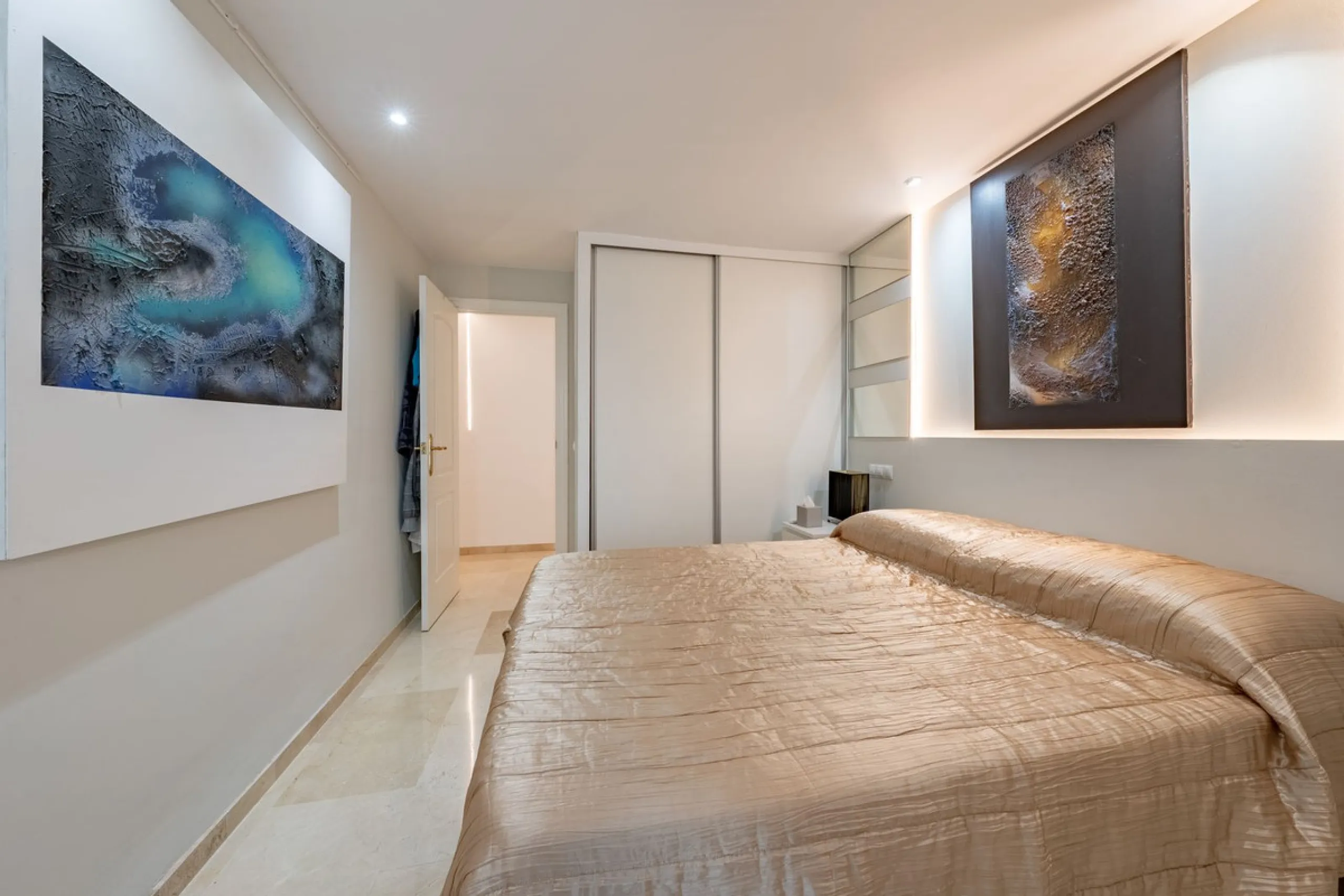 Completely renovated flat very close to the beach and overlooking Parque de la Constitución. Discover modern living in the heart of Marbella with this stunning apartment, recently renovated with great taste and contemporary style. This property offers a u