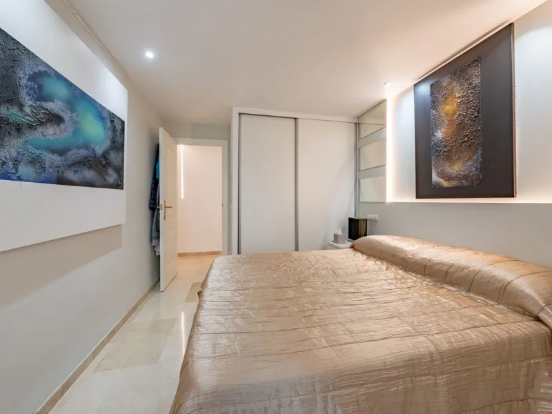 Completely renovated flat very close to the beach and overlooking Parque de la Constitución. Discover modern living in the heart of Marbella with this stunning apartment, recently renovated with great taste and contemporary style. This property offers a u