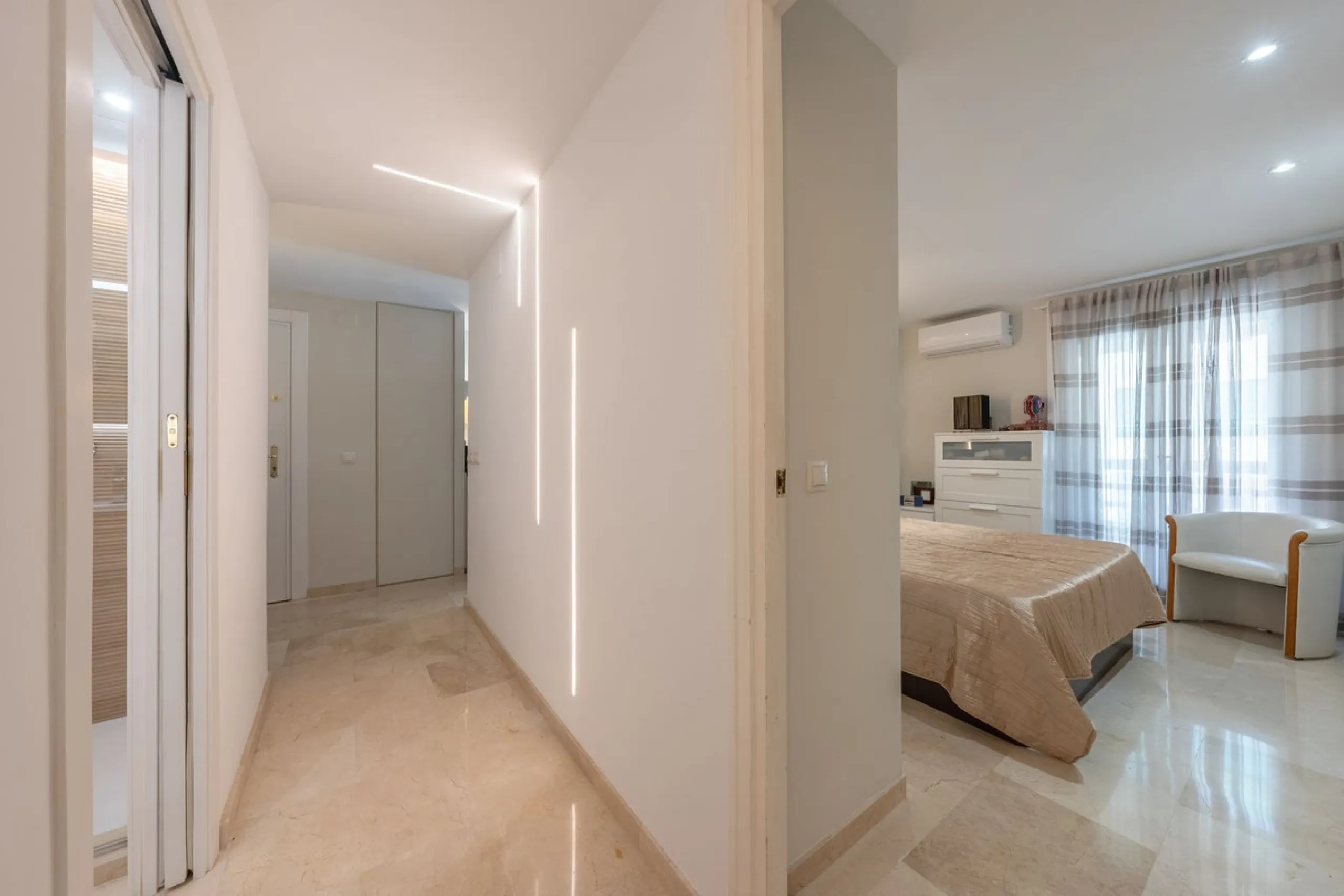Completely renovated flat very close to the beach and overlooking Parque de la Constitución. Discover modern living in the heart of Marbella with this stunning apartment, recently renovated with great taste and contemporary style. This property offers a u