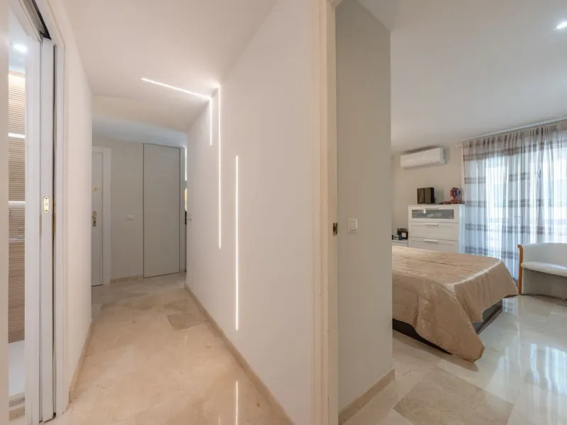 Completely renovated flat very close to the beach and overlooking Parque de la Constitución. Discover modern living in the heart of Marbella with this stunning apartment, recently renovated with great taste and contemporary style. This property offers a u