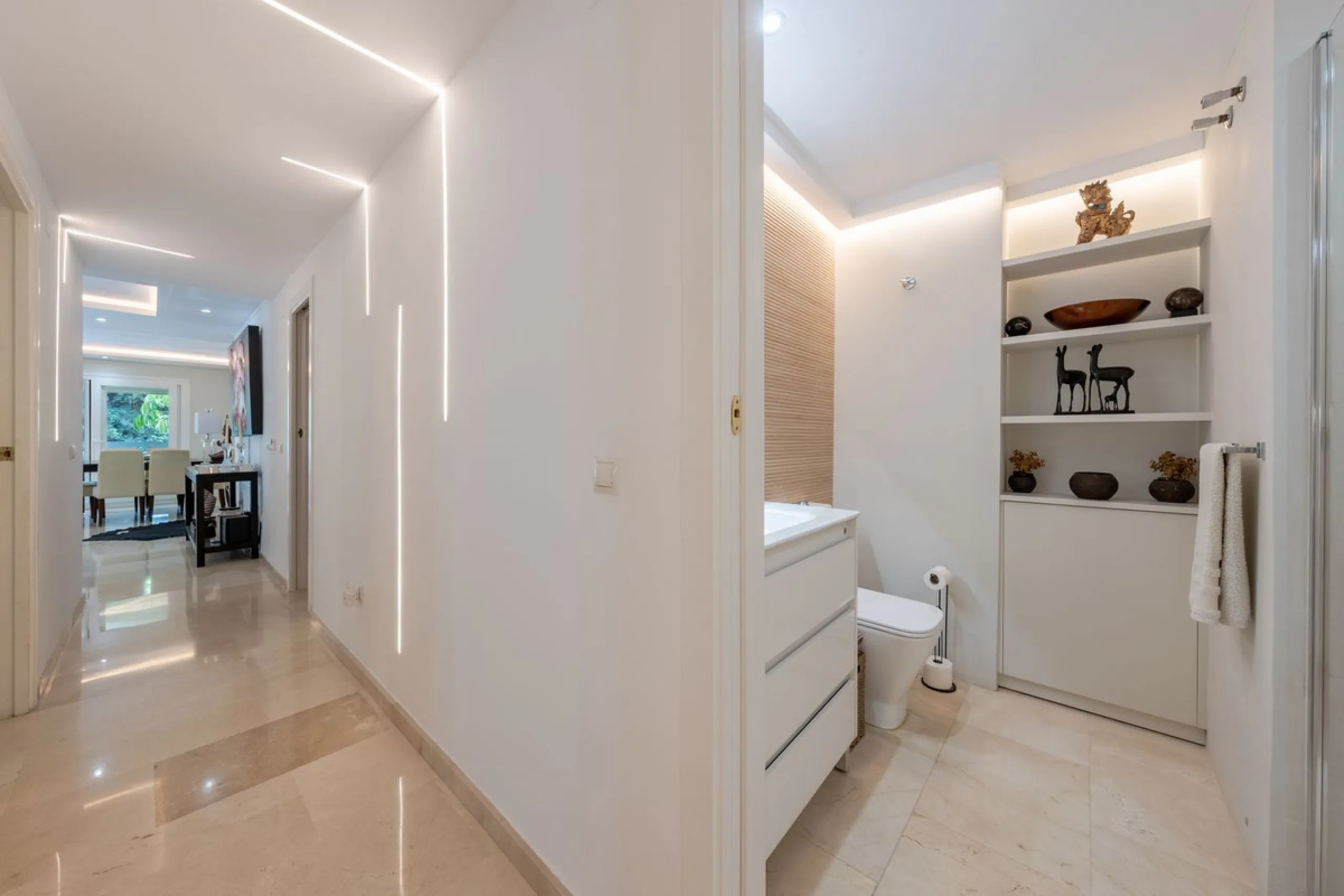 Completely renovated flat very close to the beach and overlooking Parque de la Constitución. Discover modern living in the heart of Marbella with this stunning apartment, recently renovated with great taste and contemporary style. This property offers a u