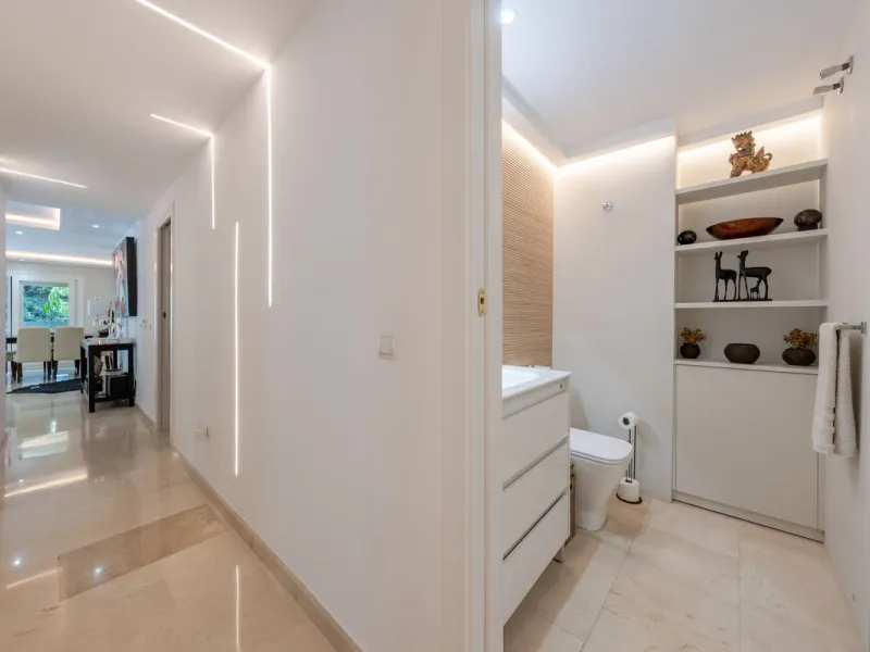 Completely renovated flat very close to the beach and overlooking Parque de la Constitución. Discover modern living in the heart of Marbella with this stunning apartment, recently renovated with great taste and contemporary style. This property offers a u