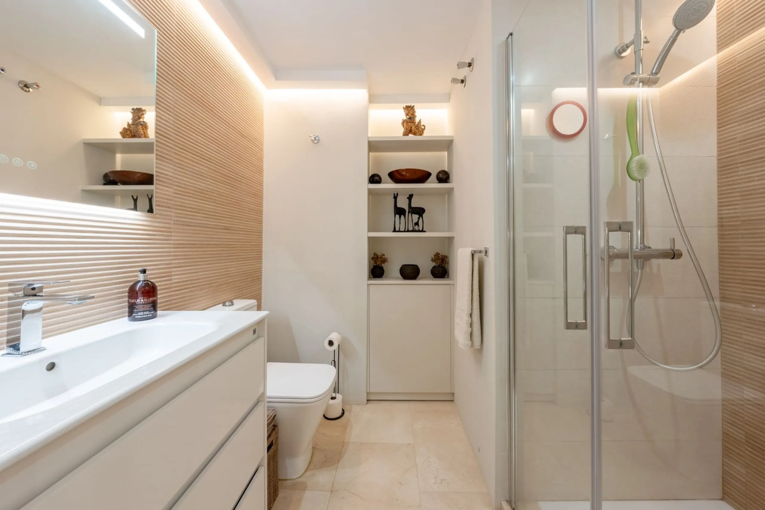 Completely renovated flat very close to the beach and overlooking Parque de la Constitución. Discover modern living in the heart of Marbella with this stunning apartment, recently renovated with great taste and contemporary style. This property offers a u