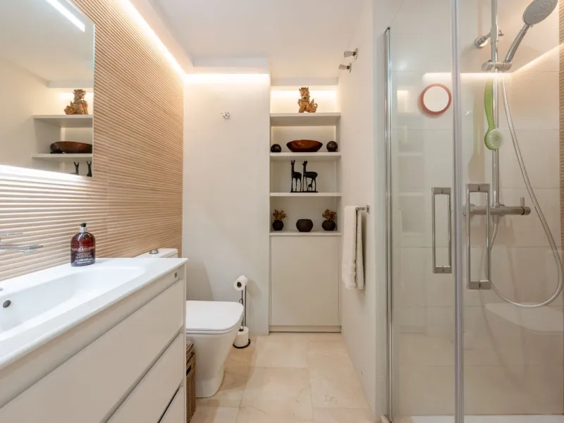 Completely renovated flat very close to the beach and overlooking Parque de la Constitución. Discover modern living in the heart of Marbella with this stunning apartment, recently renovated with great taste and contemporary style. This property offers a u