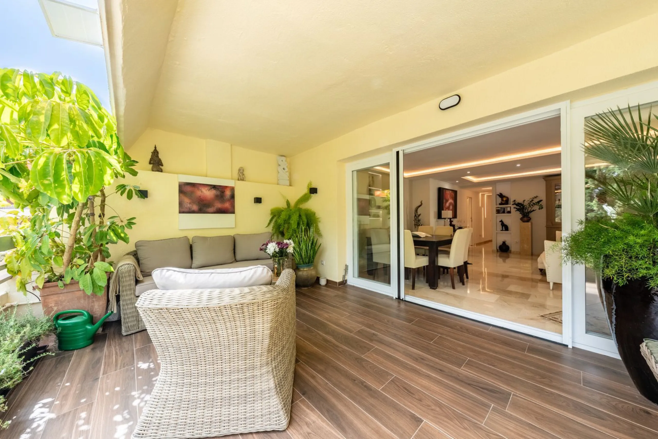 Completely renovated flat very close to the beach and overlooking Parque de la Constitución. Discover modern living in the heart of Marbella with this stunning apartment, recently renovated with great taste and contemporary style. This property offers a u