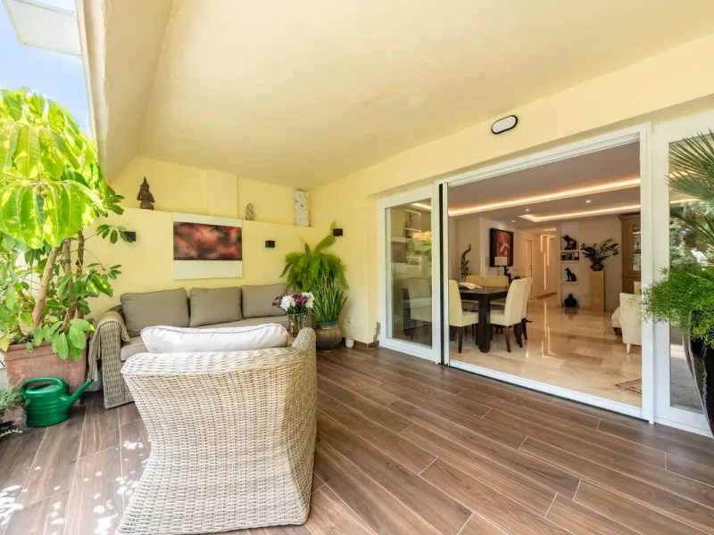 Completely renovated flat very close to the beach and overlooking Parque de la Constitución. Discover modern living in the heart of Marbella with this stunning apartment, recently renovated with great taste and contemporary style. This property offers a u