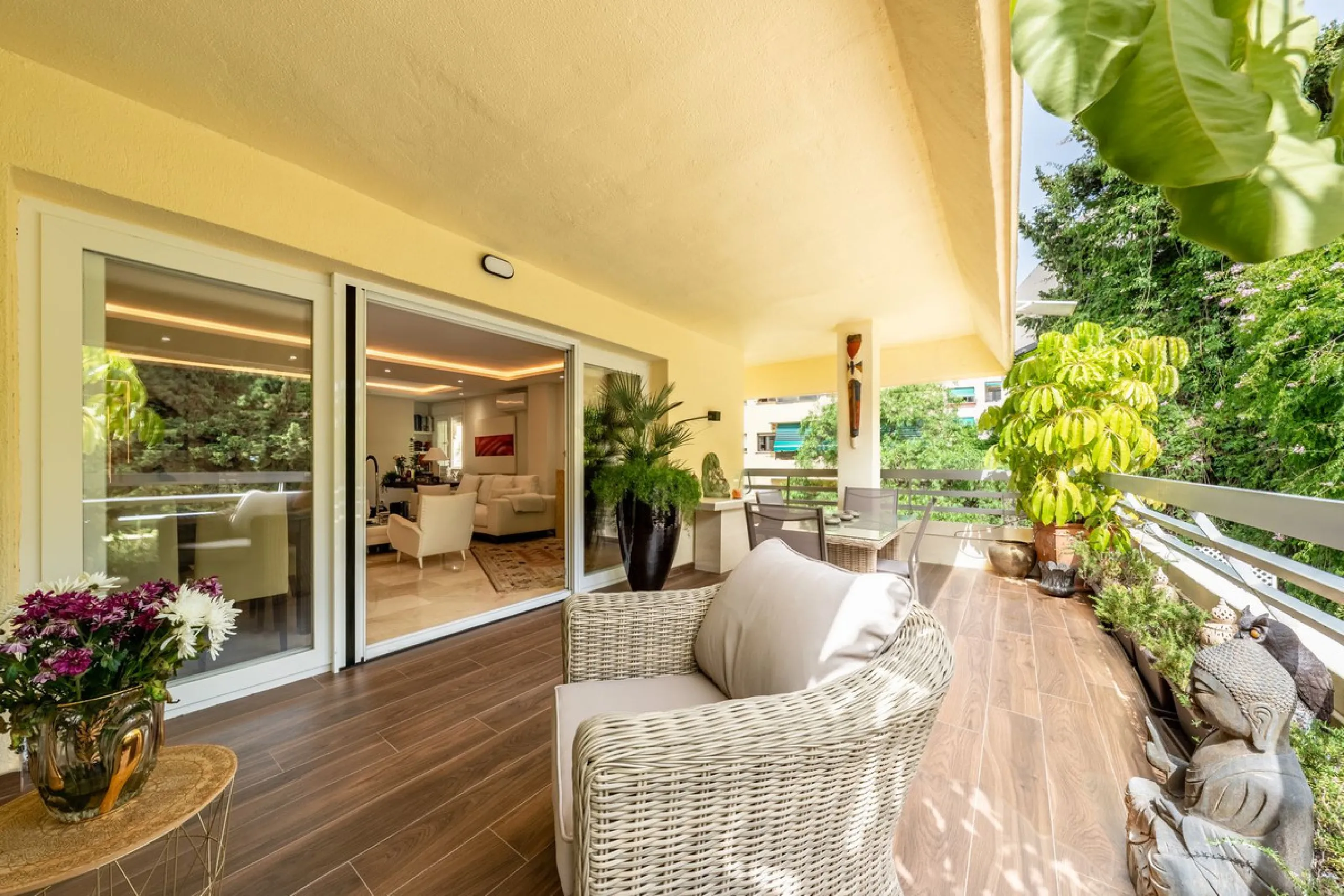 Completely renovated flat very close to the beach and overlooking Parque de la Constitución. Discover modern living in the heart of Marbella with this stunning apartment, recently renovated with great taste and contemporary style. This property offers a u