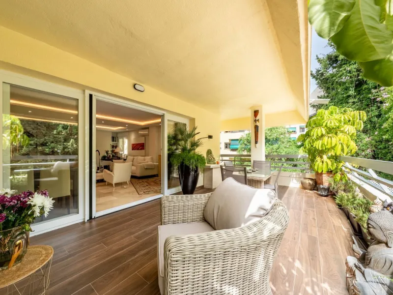 Completely renovated flat very close to the beach and overlooking Parque de la Constitución. Discover modern living in the heart of Marbella with this stunning apartment, recently renovated with great taste and contemporary style. This property offers a u