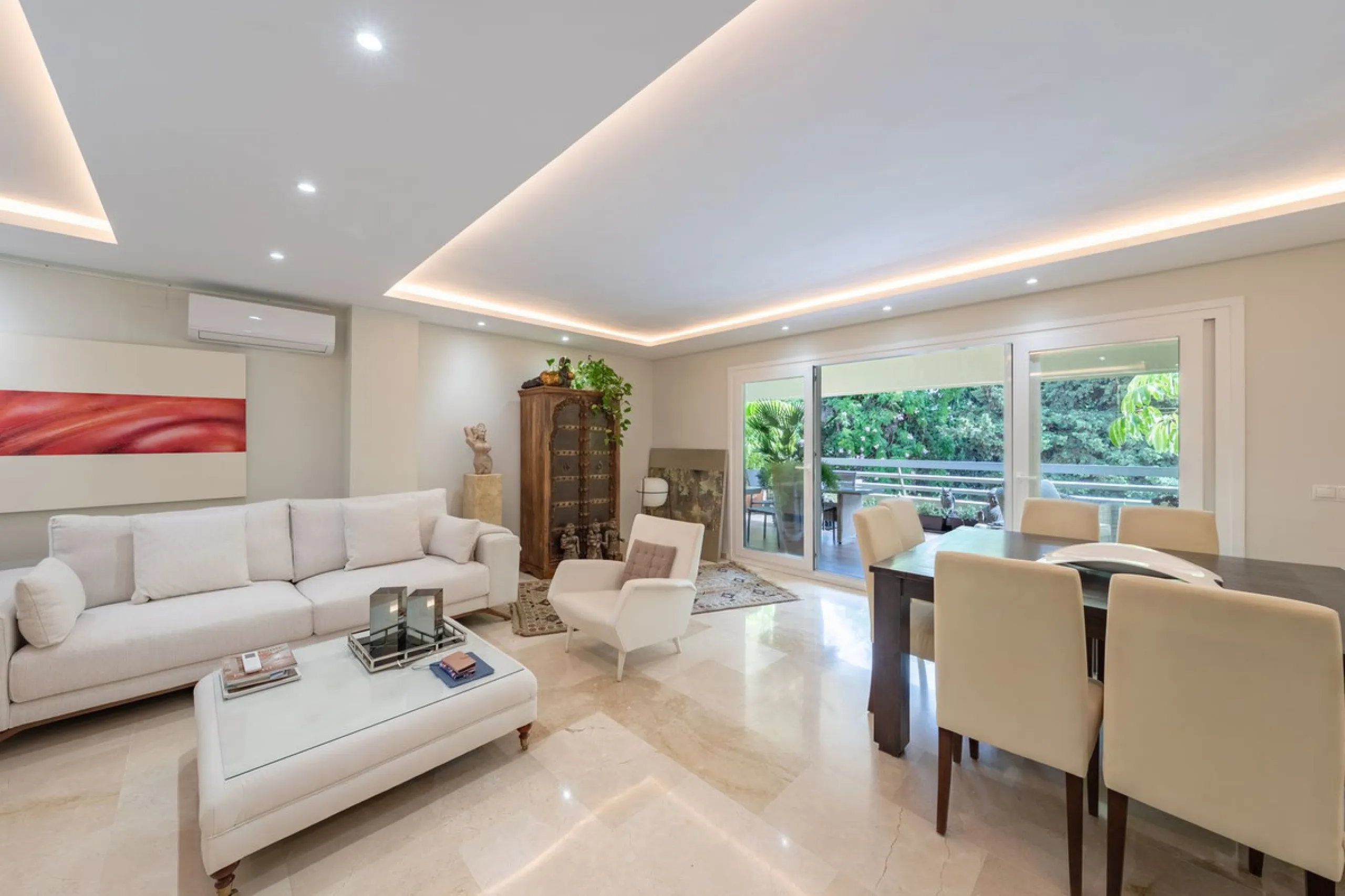 Completely renovated flat very close to the beach and overlooking Parque de la Constitución. Discover modern living in the heart of Marbella with this stunning apartment, recently renovated with great taste and contemporary style. This property offers a u