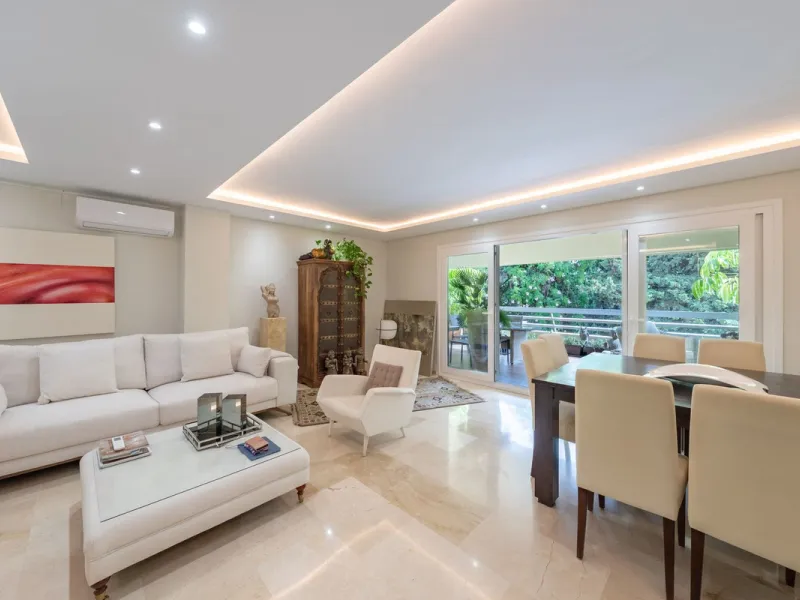 Completely renovated flat very close to the beach and overlooking Parque de la Constitución. Discover modern living in the heart of Marbella with this stunning apartment, recently renovated with great taste and contemporary style. This property offers a u