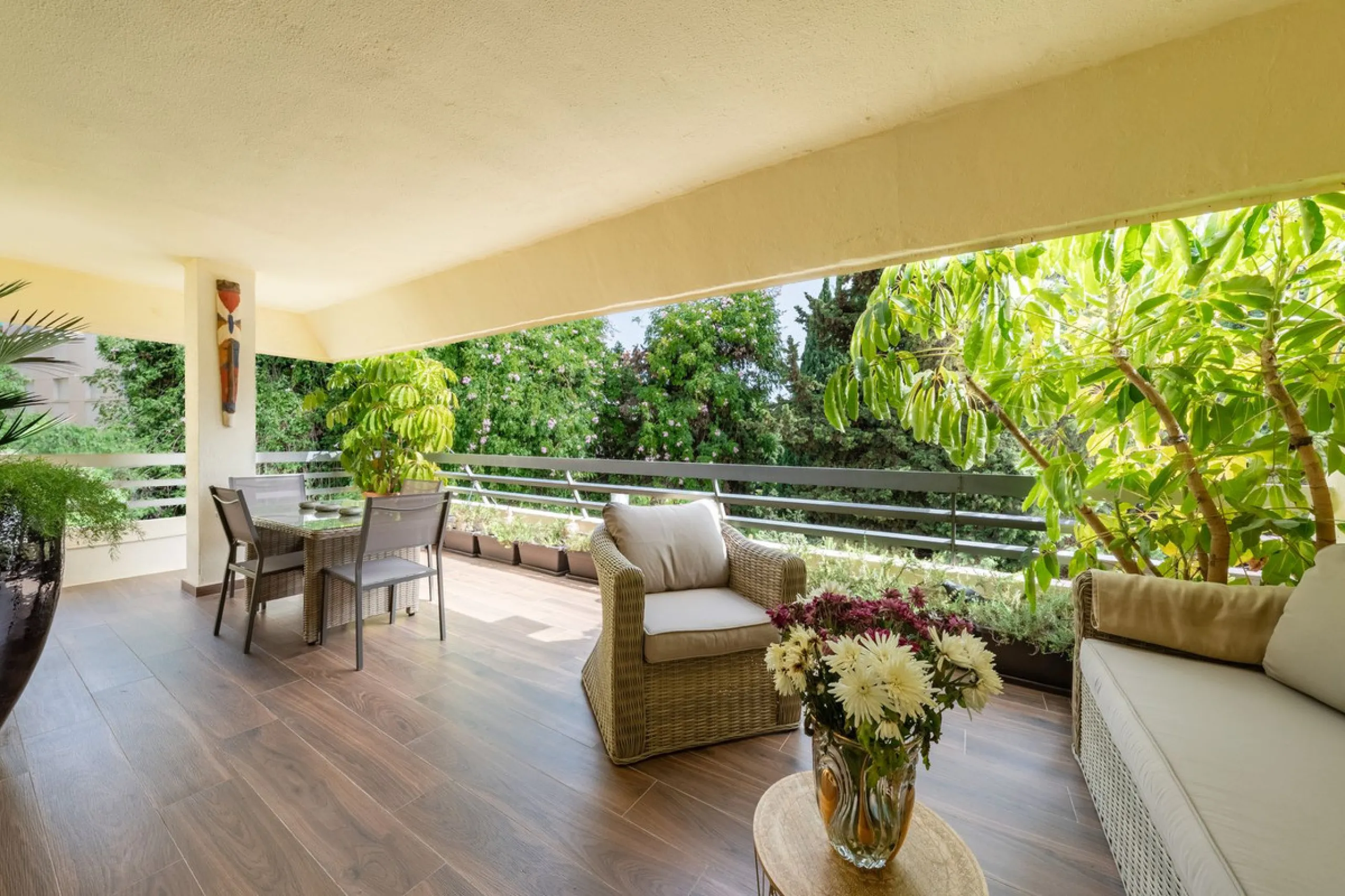 Completely renovated flat very close to the beach and overlooking Parque de la Constitución. Discover modern living in the heart of Marbella with this stunning apartment, recently renovated with great taste and contemporary style. This property offers a u