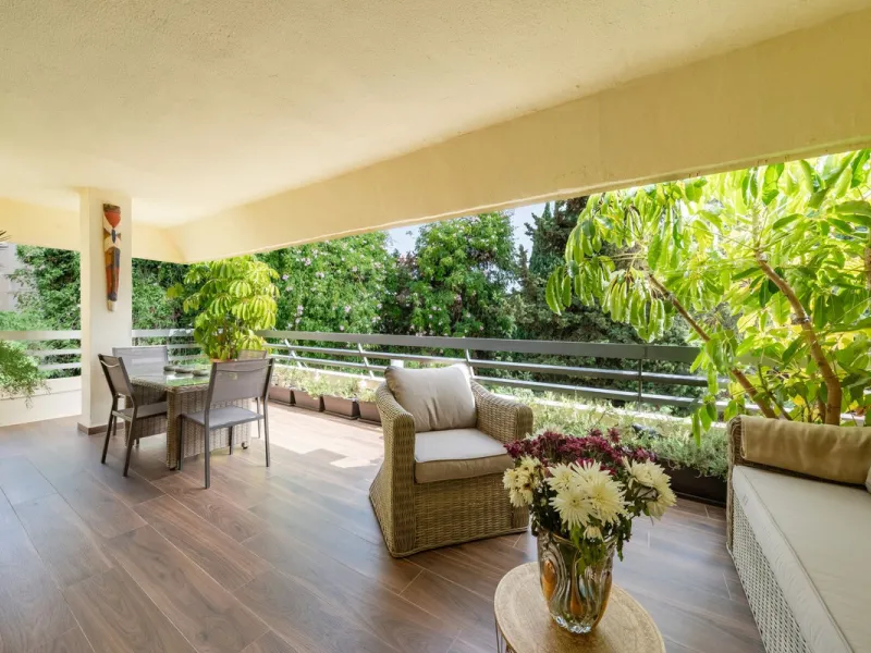 Completely renovated flat very close to the beach and overlooking Parque de la Constitución. Discover modern living in the heart of Marbella with this stunning apartment, recently renovated with great taste and contemporary style. This property offers a u
