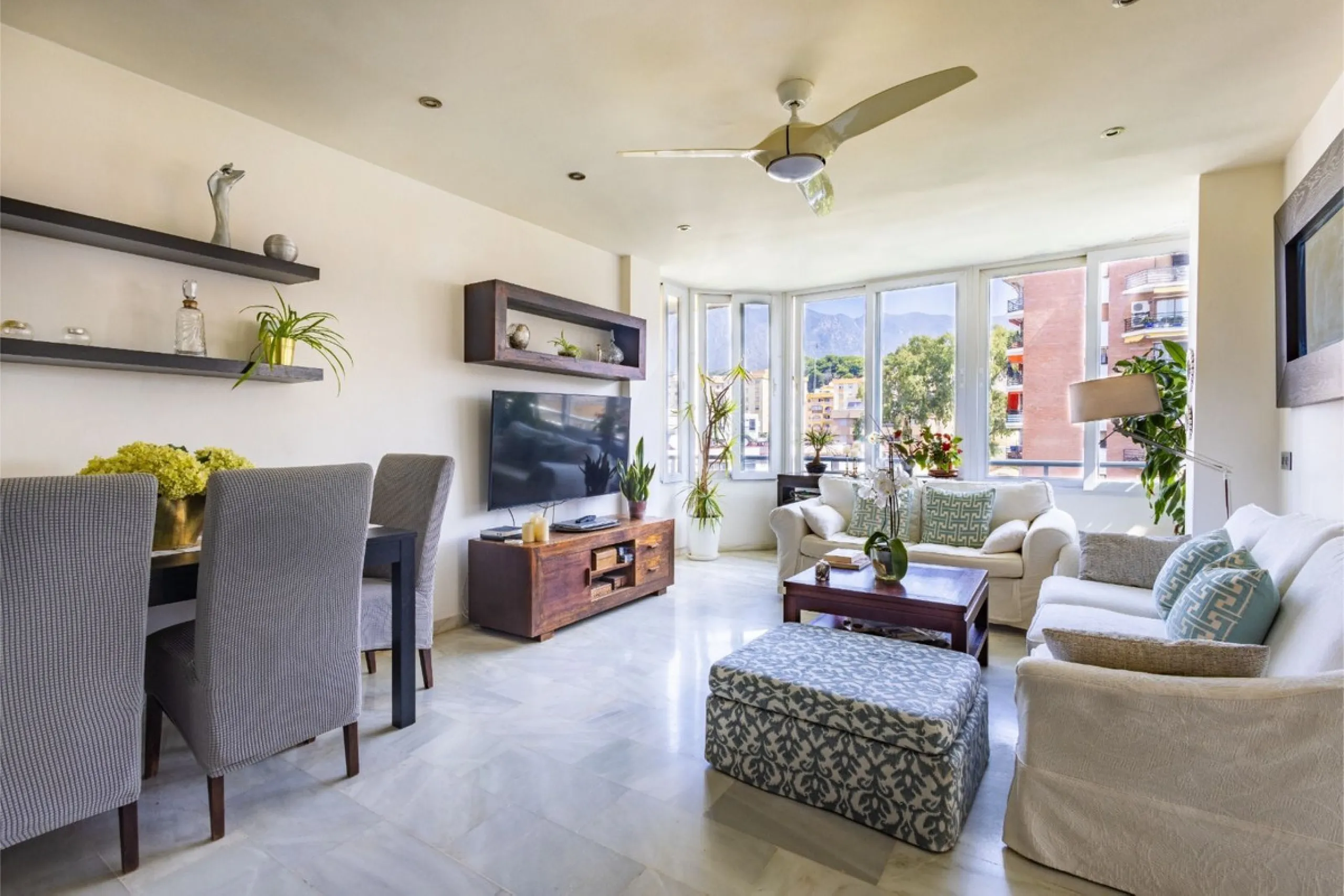 This bright two-bedroom, one-bathroom apartment is located in one of the best areas of Marbella, just 100 meters from the beach and very close to two of the most iconic landmarks: the prestigious Gran Hotel Don Pepe and the renowned Cappuccino Café. A pri