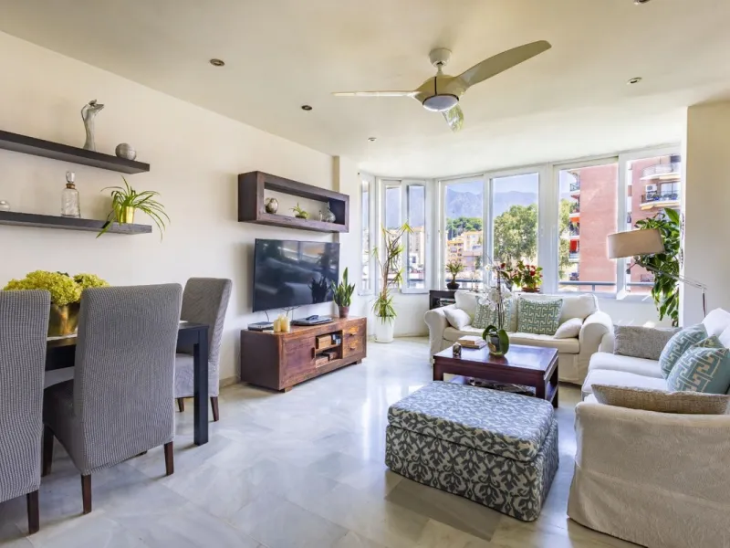 This bright two-bedroom, one-bathroom apartment is located in one of the best areas of Marbella, just 100 meters from the beach and very close to two of the most iconic landmarks: the prestigious Gran Hotel Don Pepe and the renowned Cappuccino Café. A pri