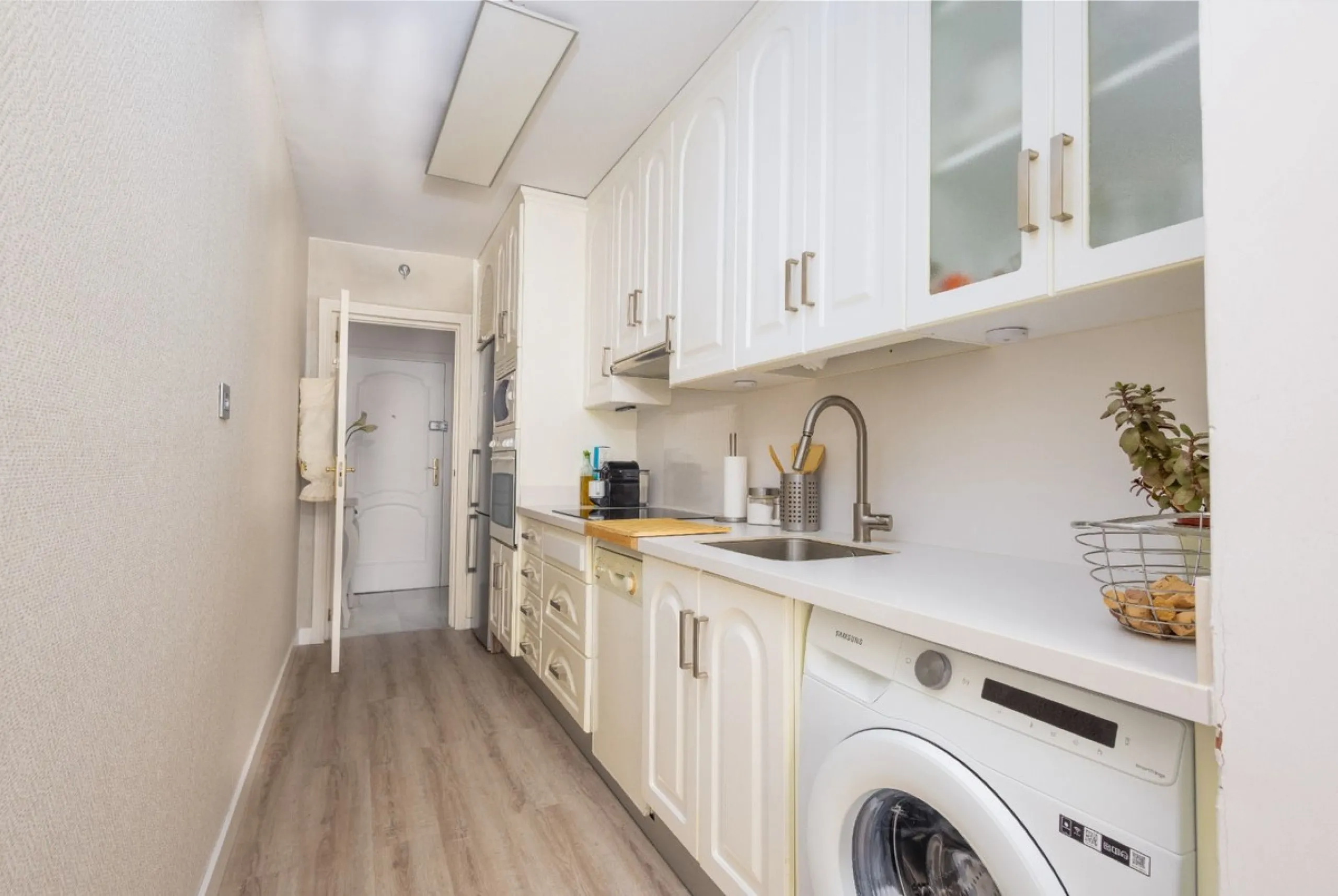 This bright two-bedroom, one-bathroom apartment is located in one of the best areas of Marbella, just 100 meters from the beach and very close to two of the most iconic landmarks: the prestigious Gran Hotel Don Pepe and the renowned Cappuccino Café. A pri