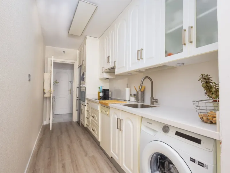 This bright two-bedroom, one-bathroom apartment is located in one of the best areas of Marbella, just 100 meters from the beach and very close to two of the most iconic landmarks: the prestigious Gran Hotel Don Pepe and the renowned Cappuccino Café. A pri