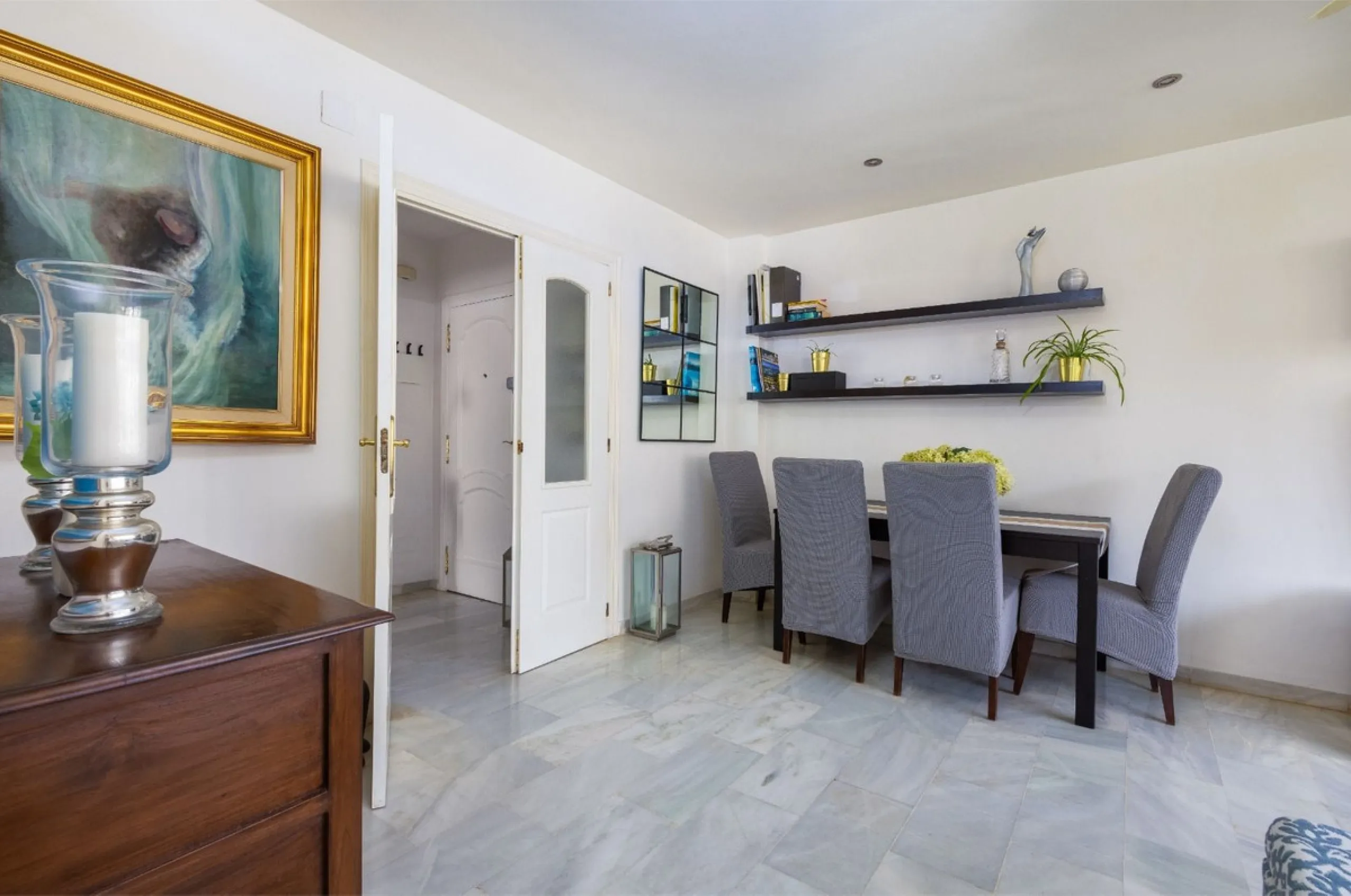 This bright two-bedroom, one-bathroom apartment is located in one of the best areas of Marbella, just 100 meters from the beach and very close to two of the most iconic landmarks: the prestigious Gran Hotel Don Pepe and the renowned Cappuccino Café. A pri