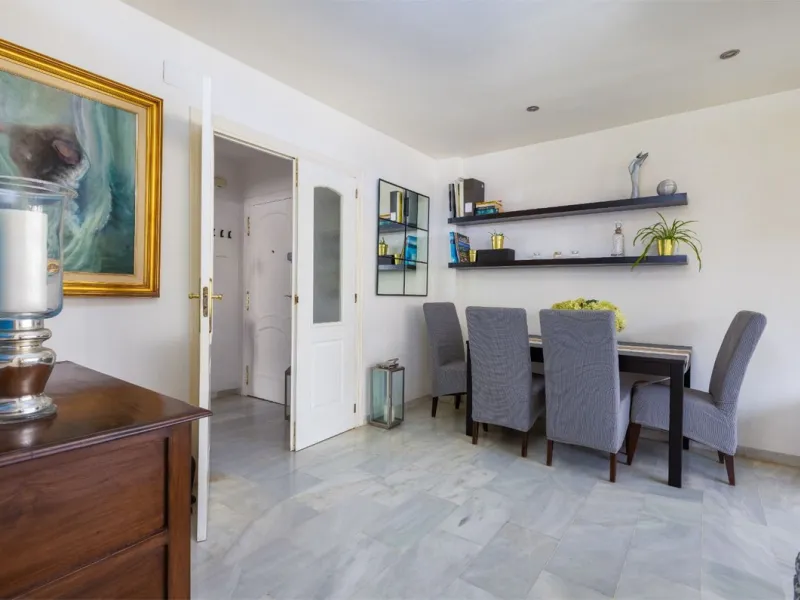 This bright two-bedroom, one-bathroom apartment is located in one of the best areas of Marbella, just 100 meters from the beach and very close to two of the most iconic landmarks: the prestigious Gran Hotel Don Pepe and the renowned Cappuccino Café. A pri