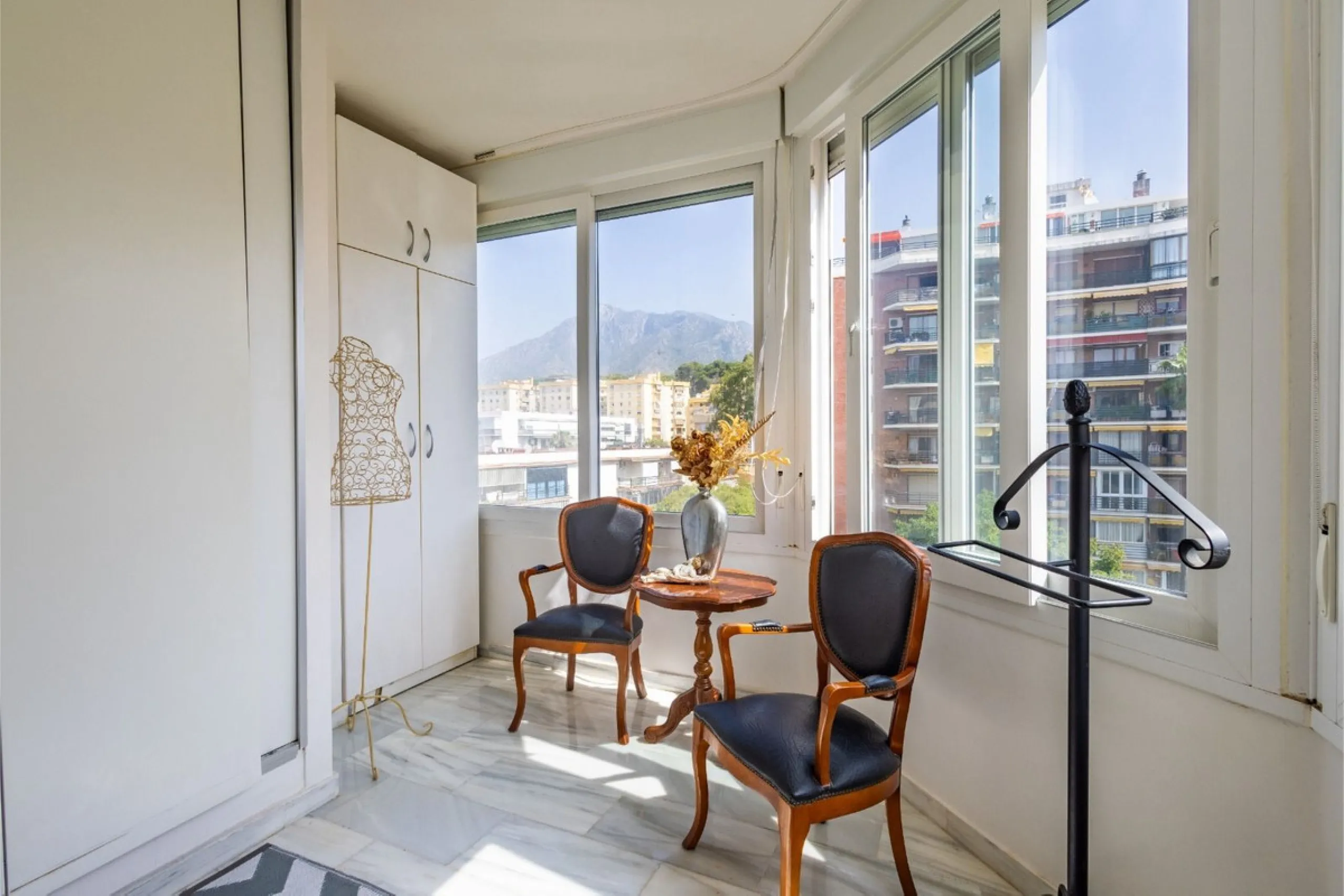 This bright two-bedroom, one-bathroom apartment is located in one of the best areas of Marbella, just 100 meters from the beach and very close to two of the most iconic landmarks: the prestigious Gran Hotel Don Pepe and the renowned Cappuccino Café. A pri