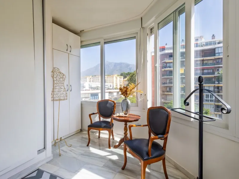 This bright two-bedroom, one-bathroom apartment is located in one of the best areas of Marbella, just 100 meters from the beach and very close to two of the most iconic landmarks: the prestigious Gran Hotel Don Pepe and the renowned Cappuccino Café. A pri