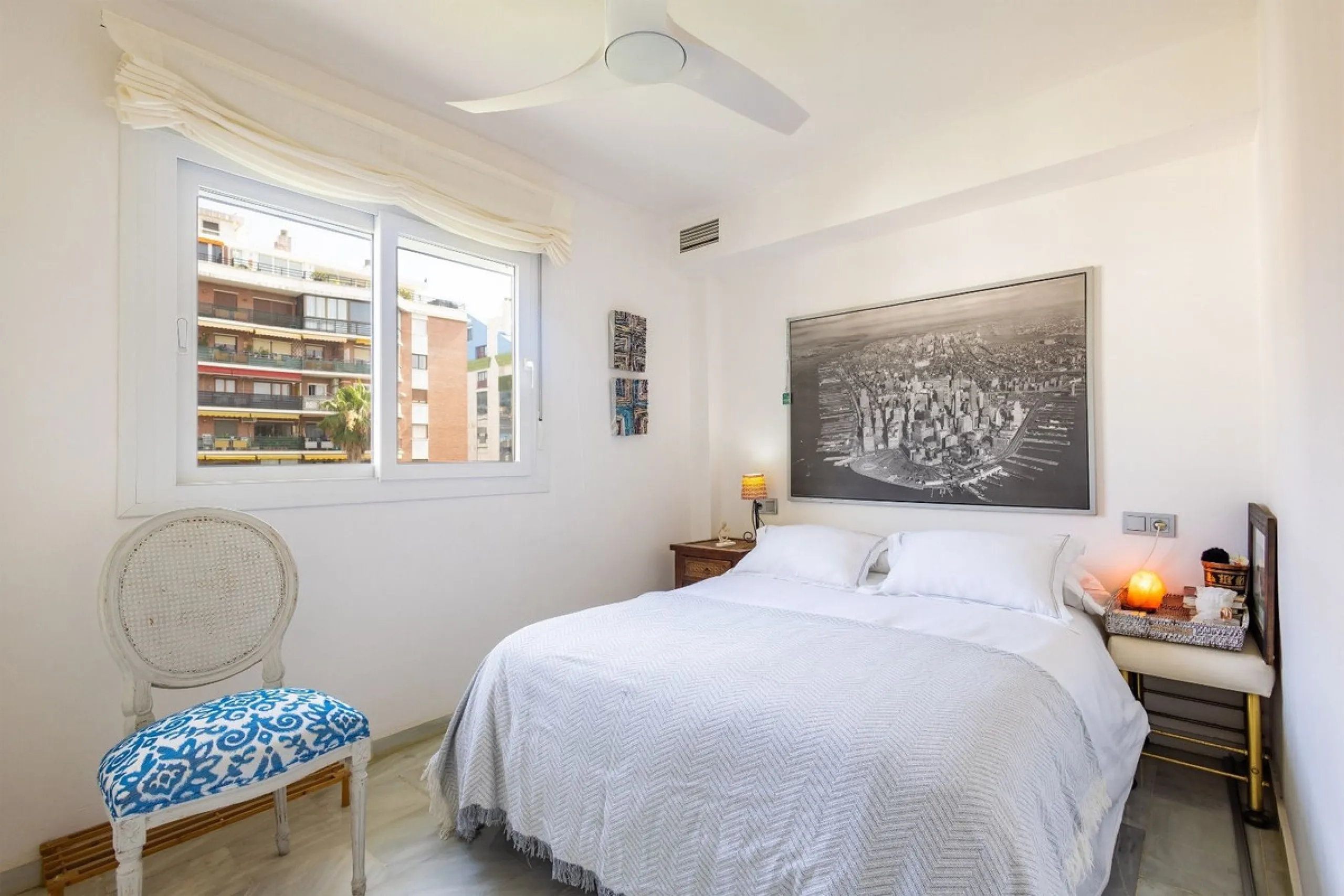 This bright two-bedroom, one-bathroom apartment is located in one of the best areas of Marbella, just 100 meters from the beach and very close to two of the most iconic landmarks: the prestigious Gran Hotel Don Pepe and the renowned Cappuccino Café. A pri