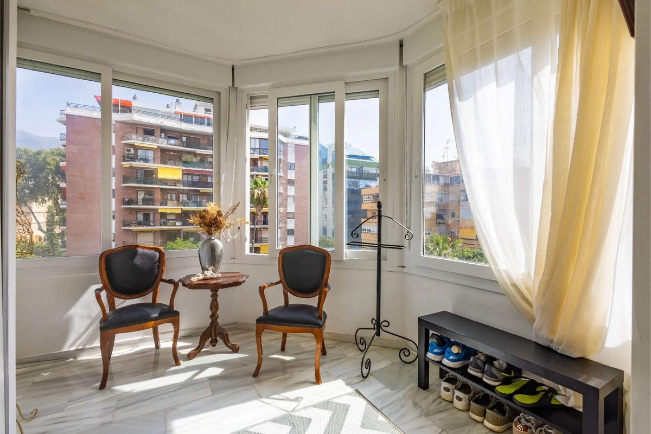This bright two-bedroom, one-bathroom apartment is located in one of the best areas of Marbella, just 100 meters from the beach and very close to two of the most iconic landmarks: the prestigious Gran Hotel Don Pepe and the renowned Cappuccino Café. A pri