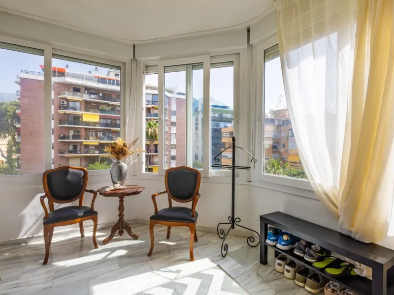 This bright two-bedroom, one-bathroom apartment is located in one of the best areas of Marbella, just 100 meters from the beach and very close to two of the most iconic landmarks: the prestigious Gran Hotel Don Pepe and the renowned Cappuccino Café. A pri